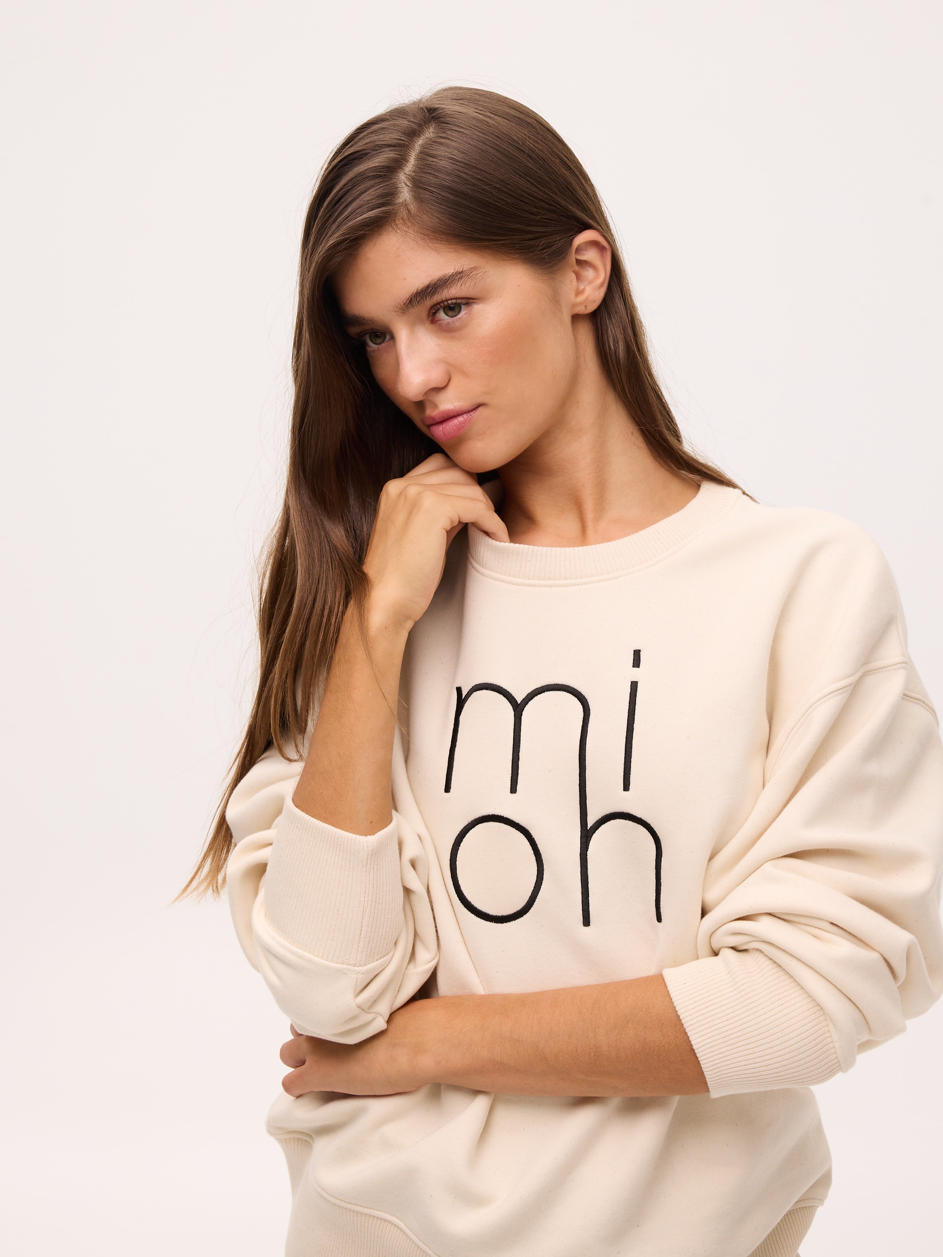 mioh | ONLY RAW - Sudadera bordada algodón orgánico. Sudadera oversize bordada con el logo de MIOH en tejido de algodón orgánico. Color beige perfecto para poner un montón. Heavyweight 350 gsm.