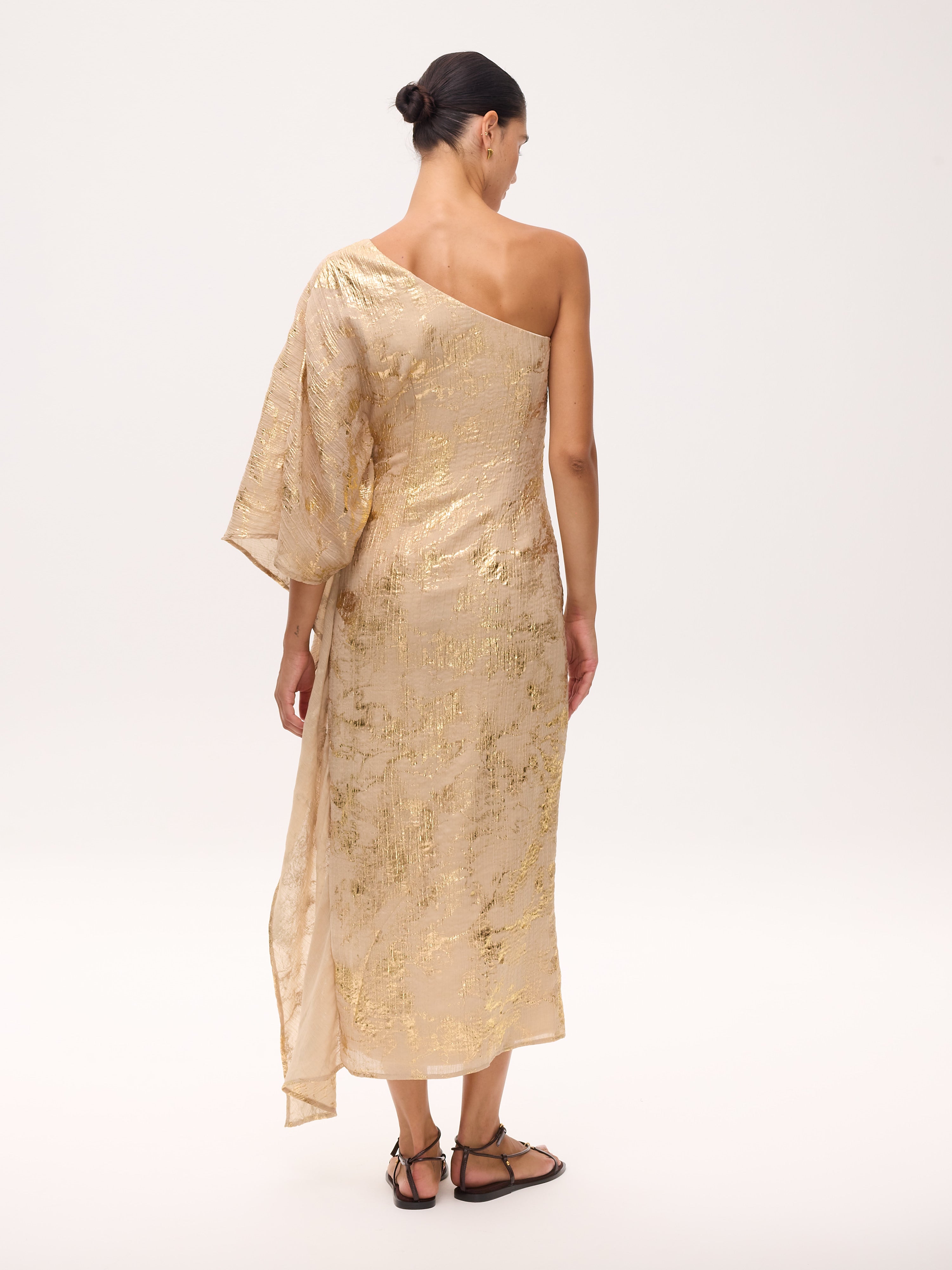 AARON - Vestido asimétrico manga capa nude con lurex, perfecto para invitadas de boda y fiesta spring summer. MIOH es la marca de vestidos de invitada de boda y fiesta de referencia en España