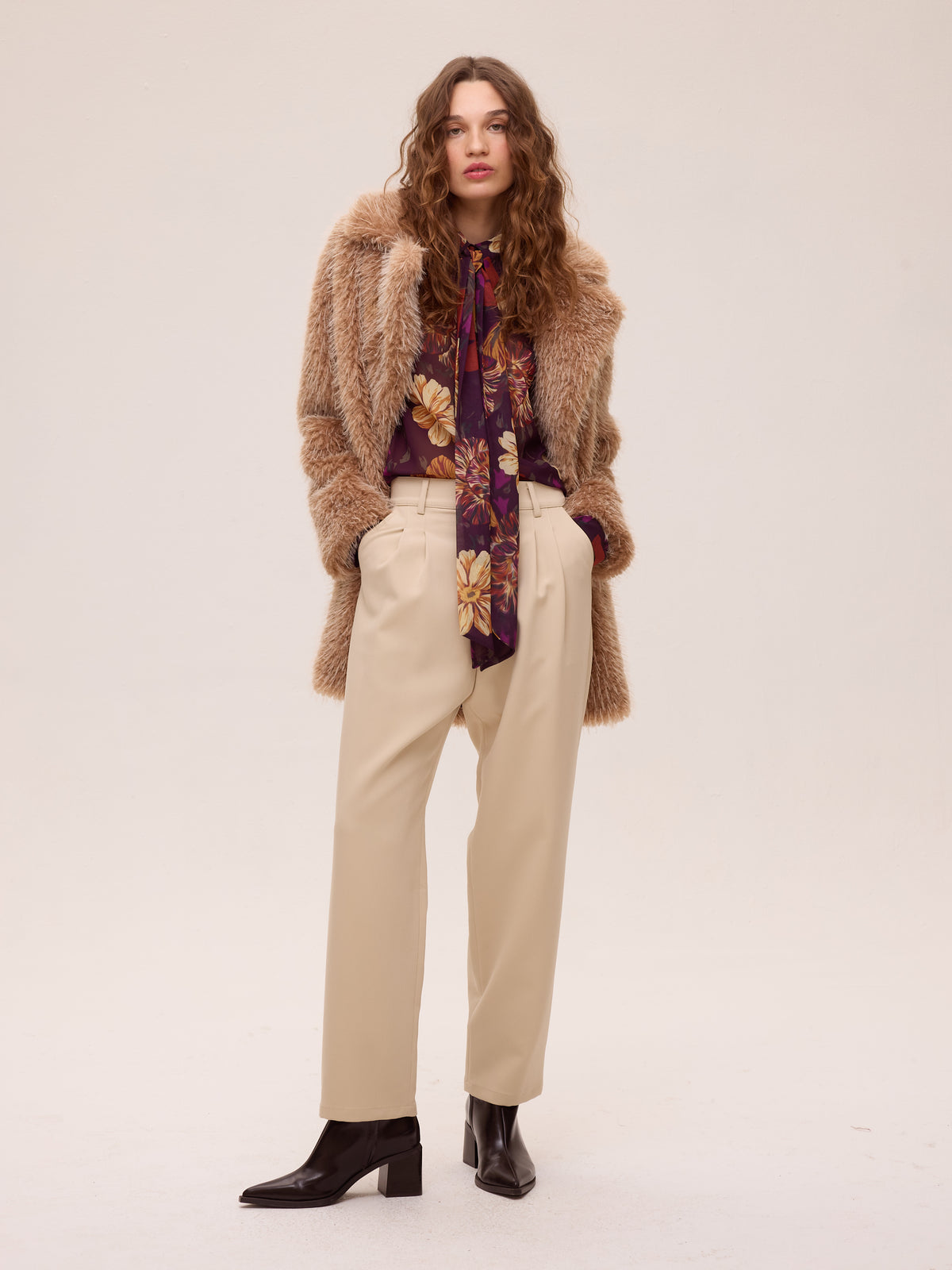 ALLURE FLOWERS - Camisa gasa print flores, del total look de invitada al día a día más arreglado. MIOH, marca española de moda