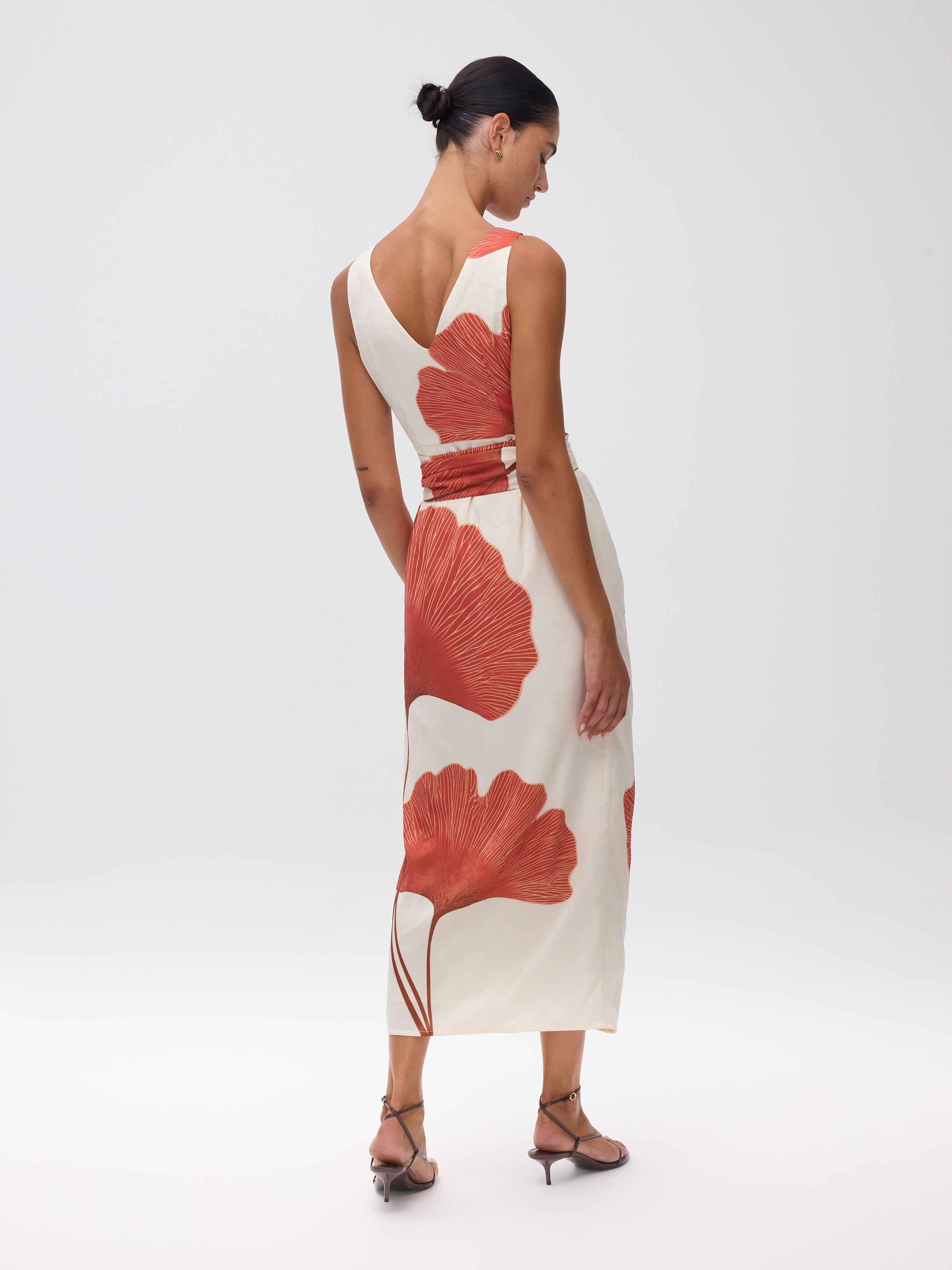 ARIEL GINKGO - Vestido Wrap Jacquard Maxi Estampado flor, perfecto para invitadas de boda y fiesta spring summer. MIOH es la marca de vestidos de invitada de boda y fiesta de referencia en España