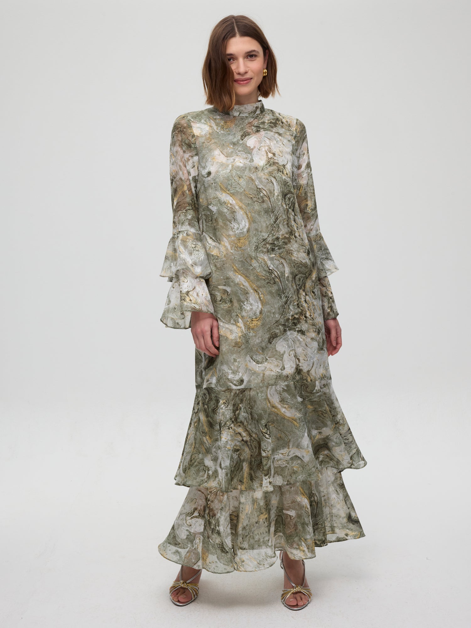mioh | ATHOS GREEN - Vestido + Capa larga estampado verde. Vestidos de fiesta para invitadas de boda perfectas. Marca española de moda