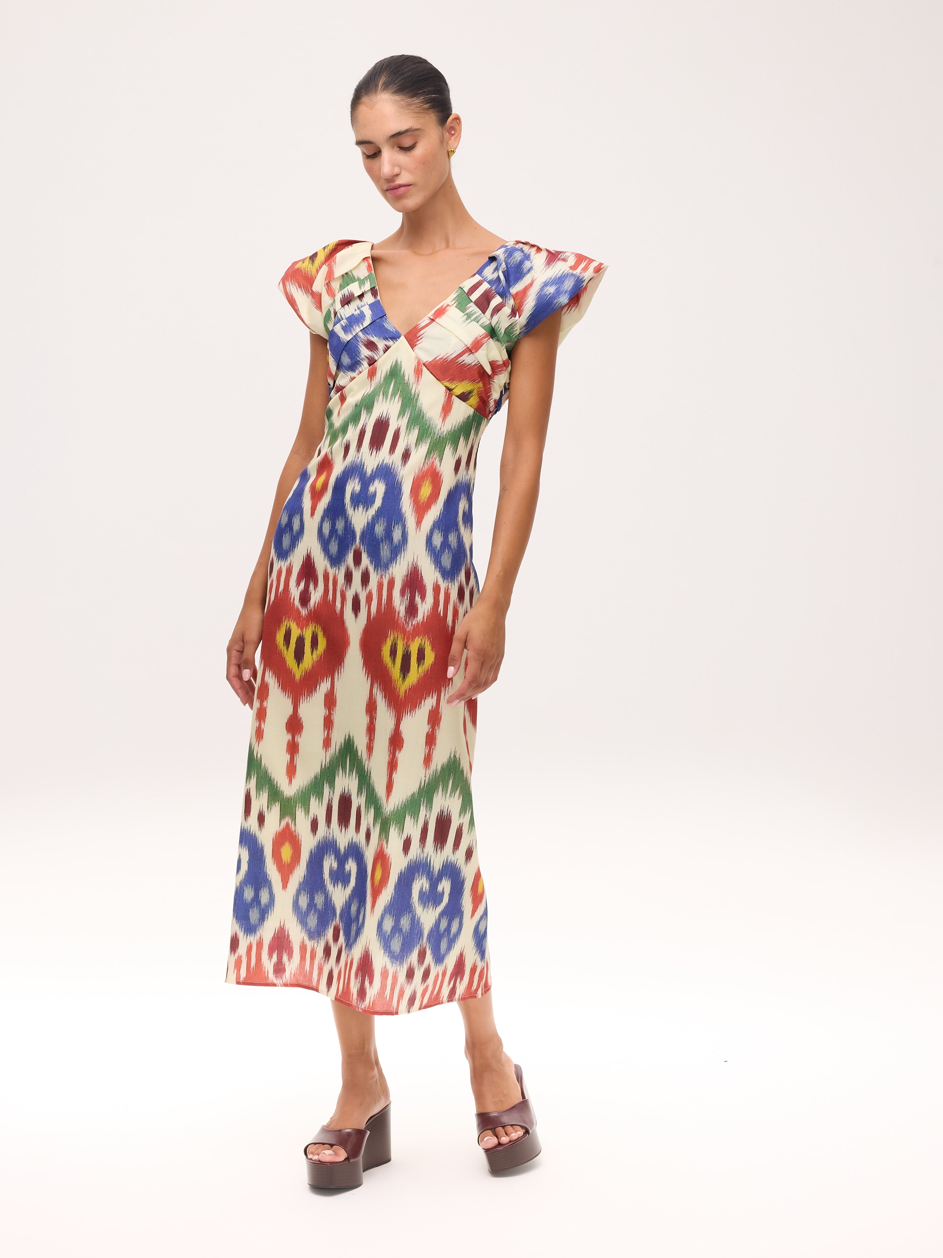 BENVOLIO IKAT - Vestido midi con estampado Ikat multicolor, perfecto para invitadas de boda y fiesta spring summer. MIOH es la marca española de vestidos de fiesta mas de moda, preferida por influencers y famosas de España