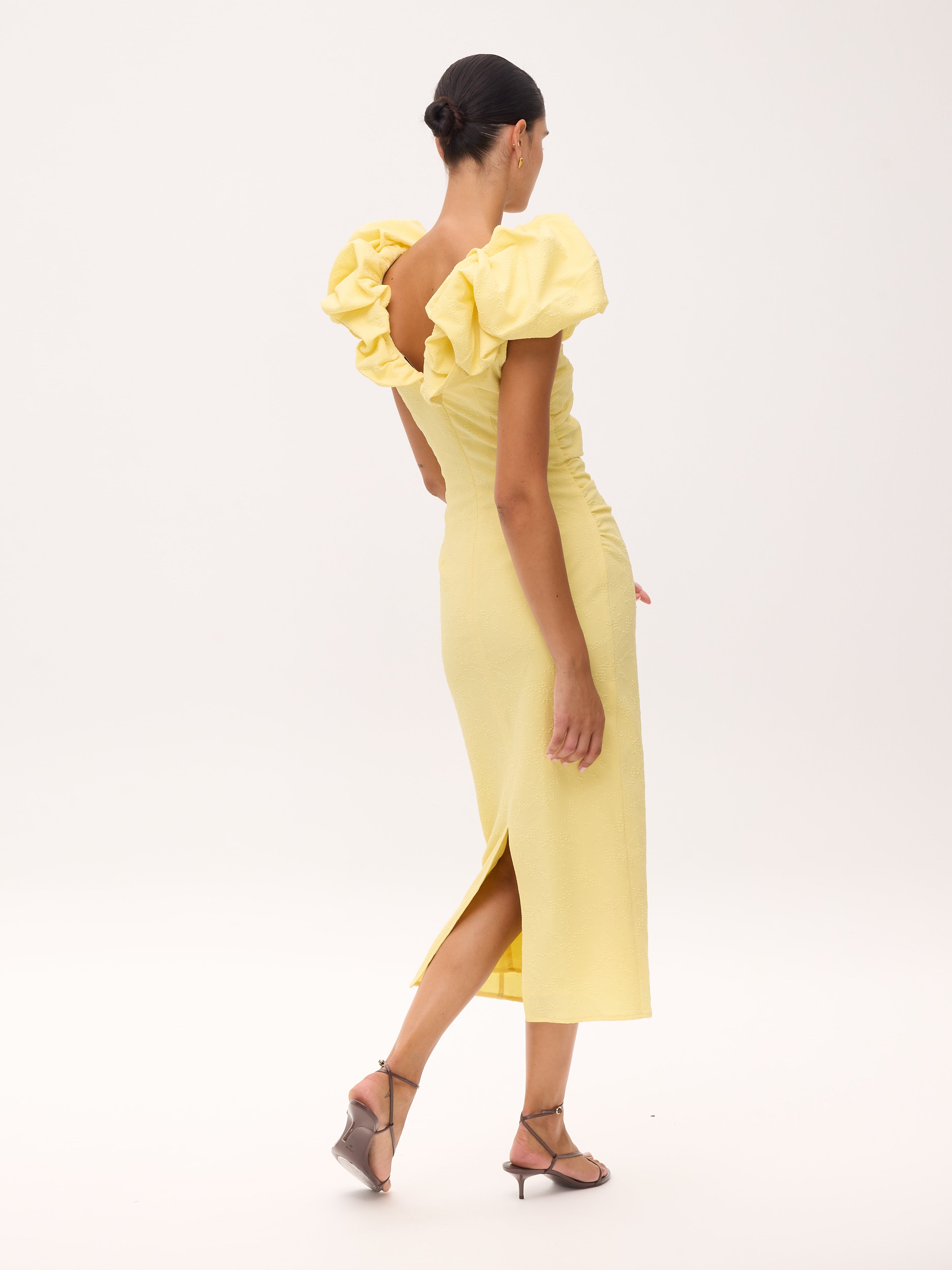 BIANCA BUTTER - Vestido midi volantes amarillo mantequilla, perfecto para invitadas de boda y fiesta spring summer. MIOH es la marca española de vestidos de fiesta para invitadas de boda más de moda en España