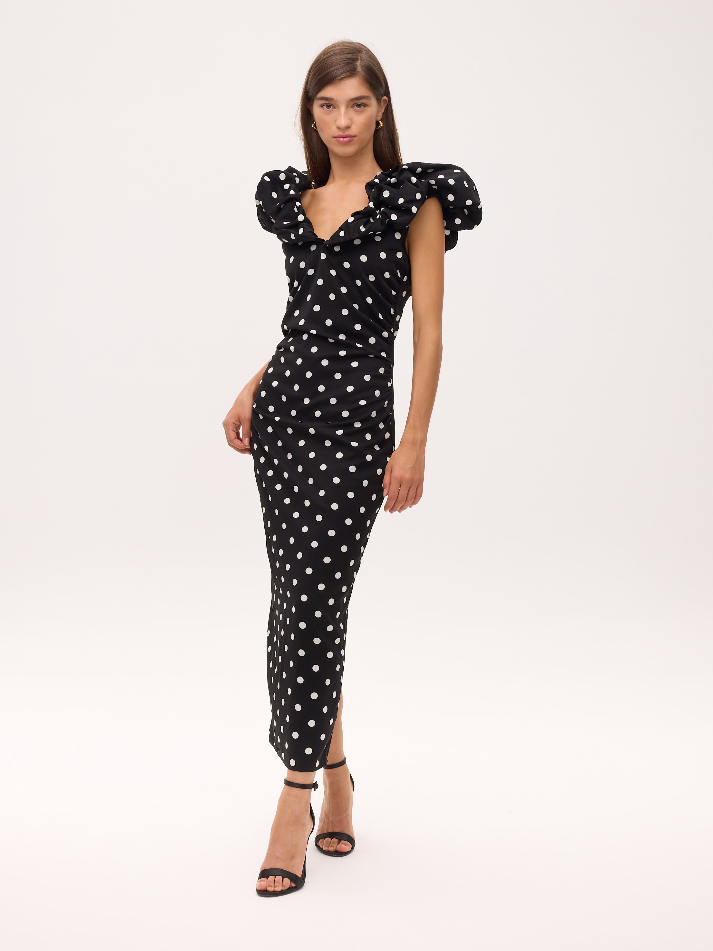 BIANCA DOTS - Vestido escote pico mangas abullonadas, para ser la invitada de boda perfecta y fiesta esta primavera verano. MIOH es la marca de vestidos de invitada de boda y fiesta de referencia en España