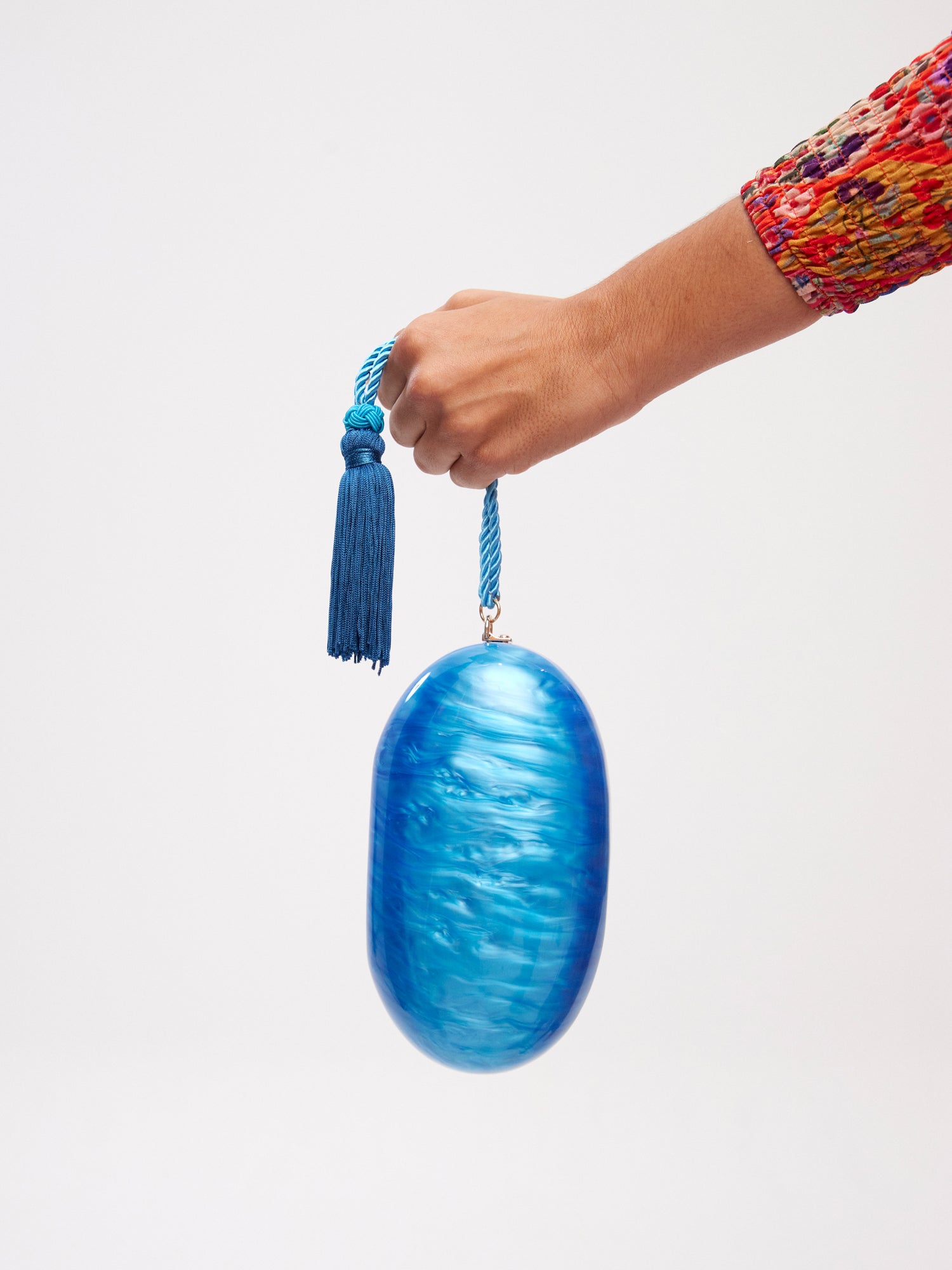 mioh | BOMBON AZUL - Bolso nacarado para invitada de boda y fiesta