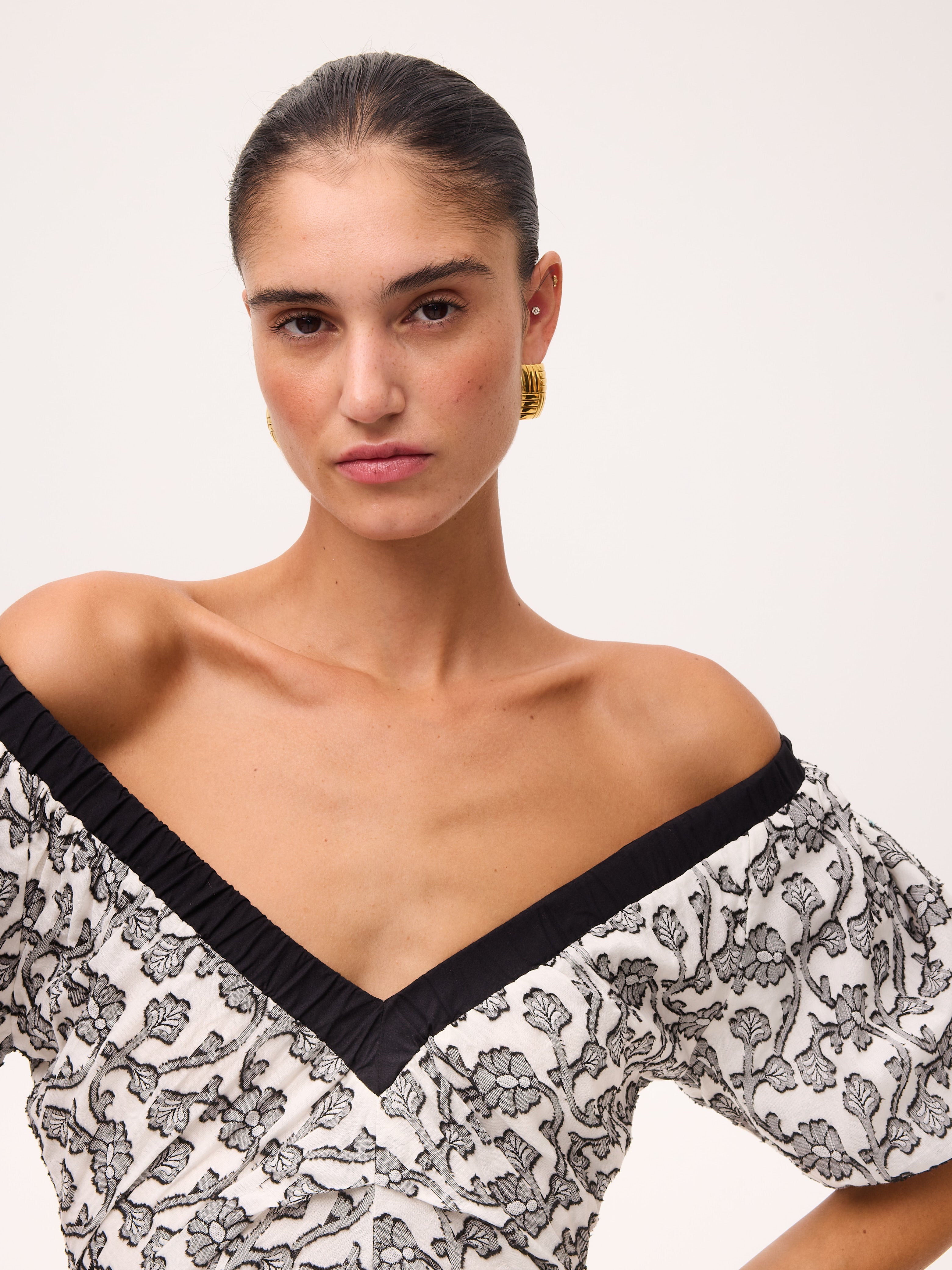 CAMILO BICOLOR - Vestido largo blanco y negro floral, perfecto para invitadas de boda y fiesta spring summer. MIOH es la marca de vestidos de invitada de boda y fiesta de referencia en España