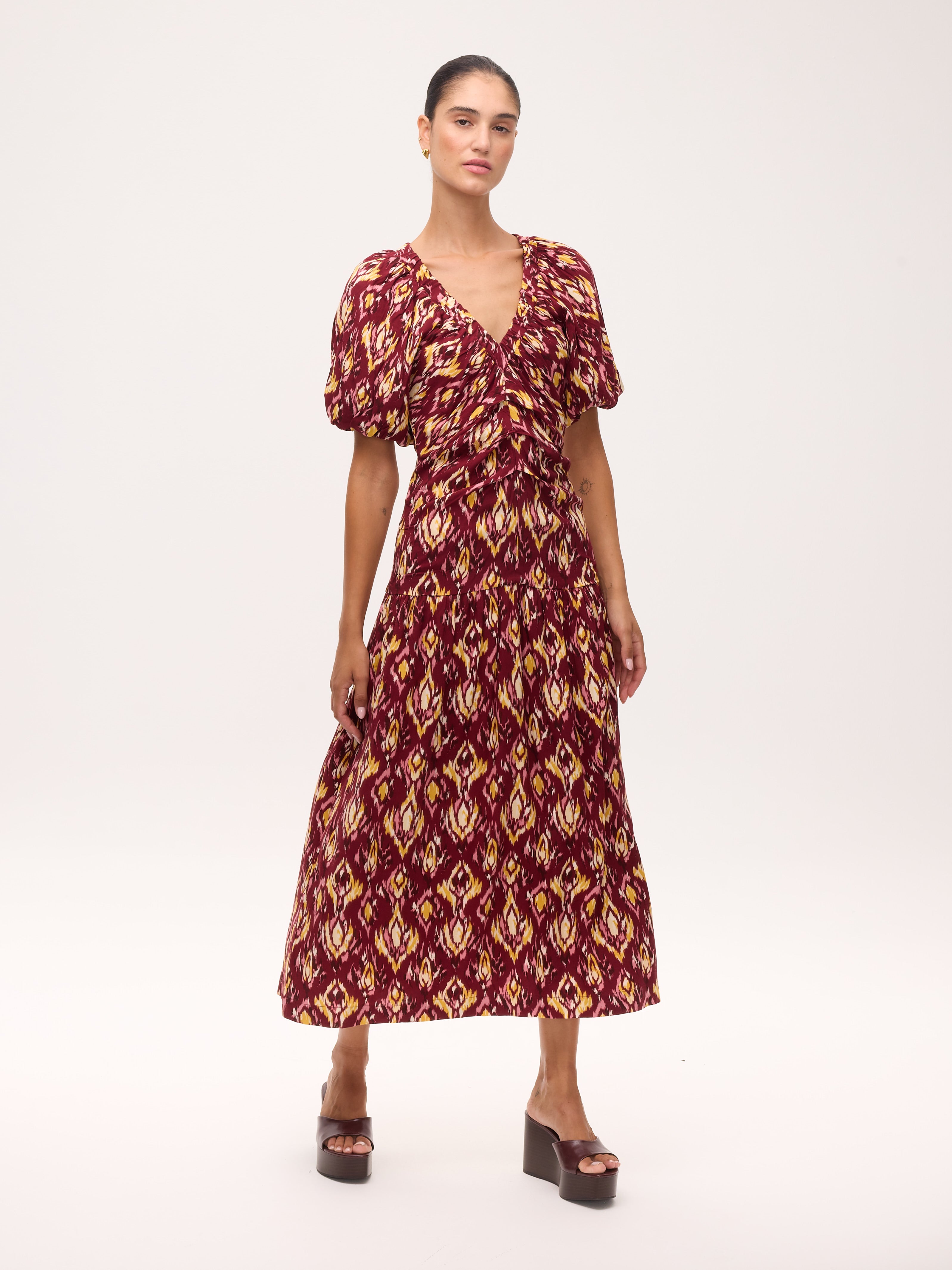 CAMILO IKAT - Vestido largo burdeos con estampado Ikat, para invitadas de boda, fiesta y eventos de primvera y verano. MIOH es la marca que eligen las influencers de España para sus eventos, como bodas y fiestas