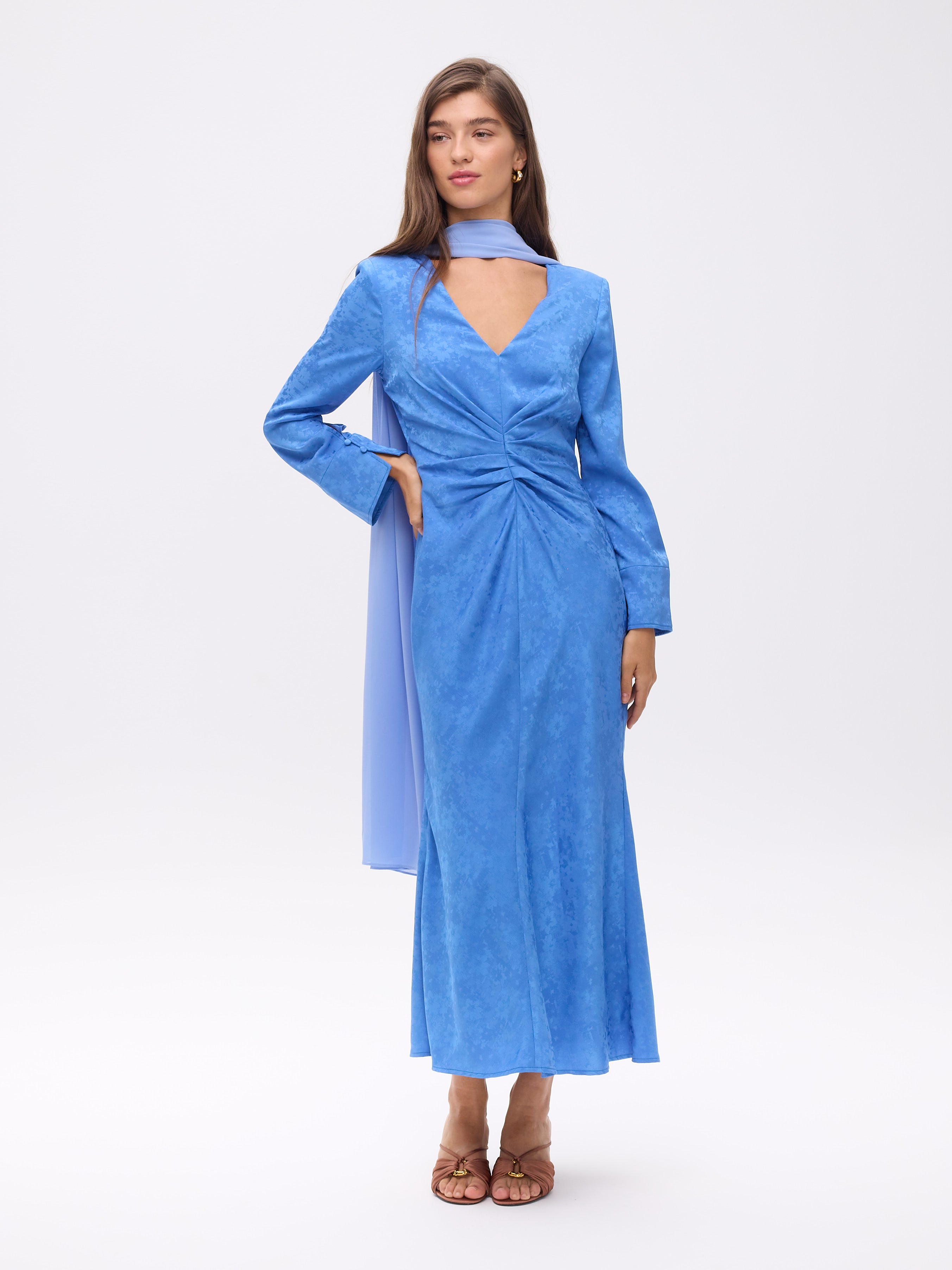 CAPE BLUE - Capa icy blue, perfecto para invitadas de boda y fiesta spring summer. MIOH es la marca española de vestidos de fiesta mas de moda, preferida por influencers y famosas de España