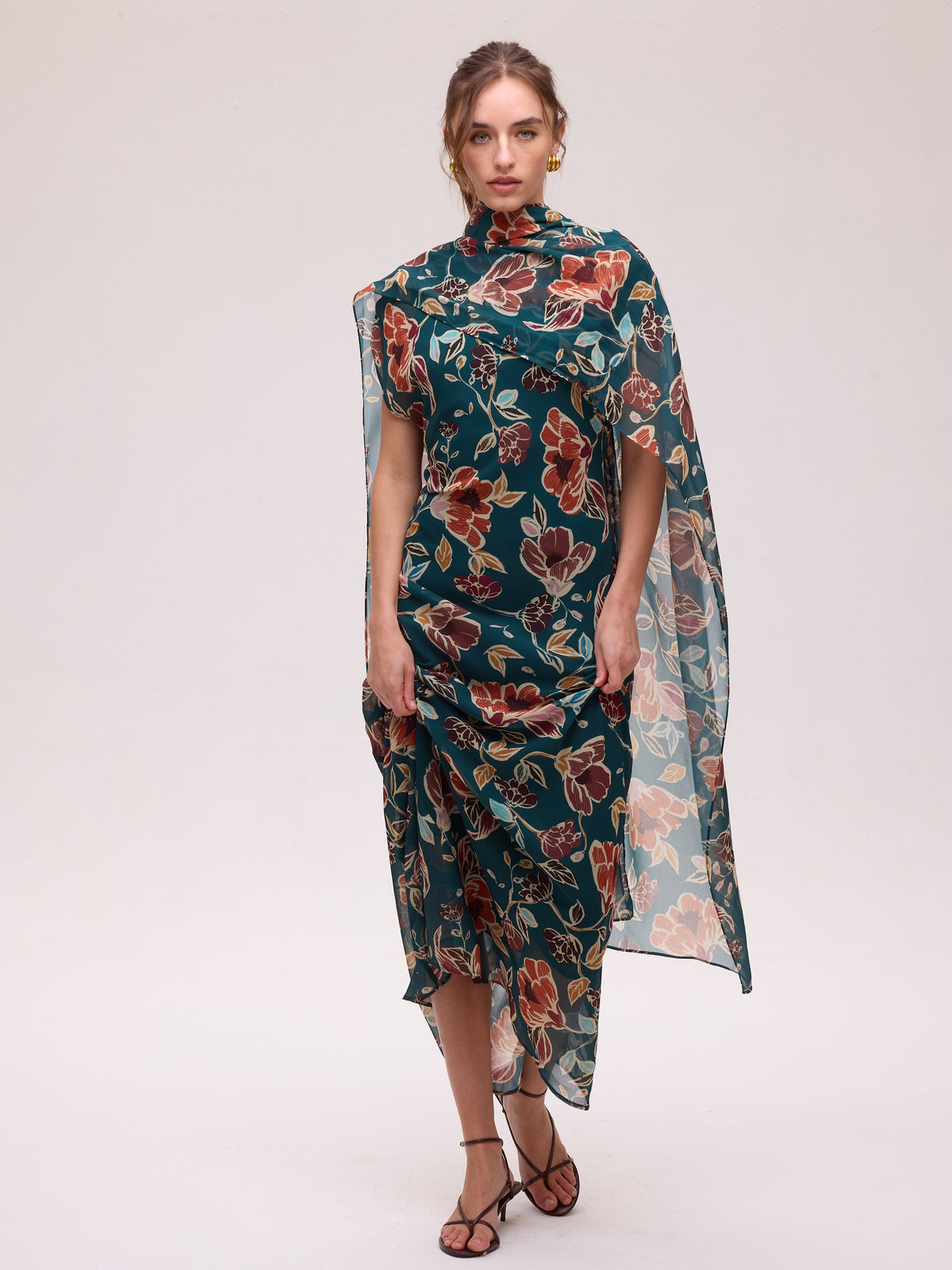 CAPE ETOILE FLOWERS - Capa fular estamapado flores, el complemento que eleva tu look de invitada de boda. MIOH, marca española de moda de fiesta