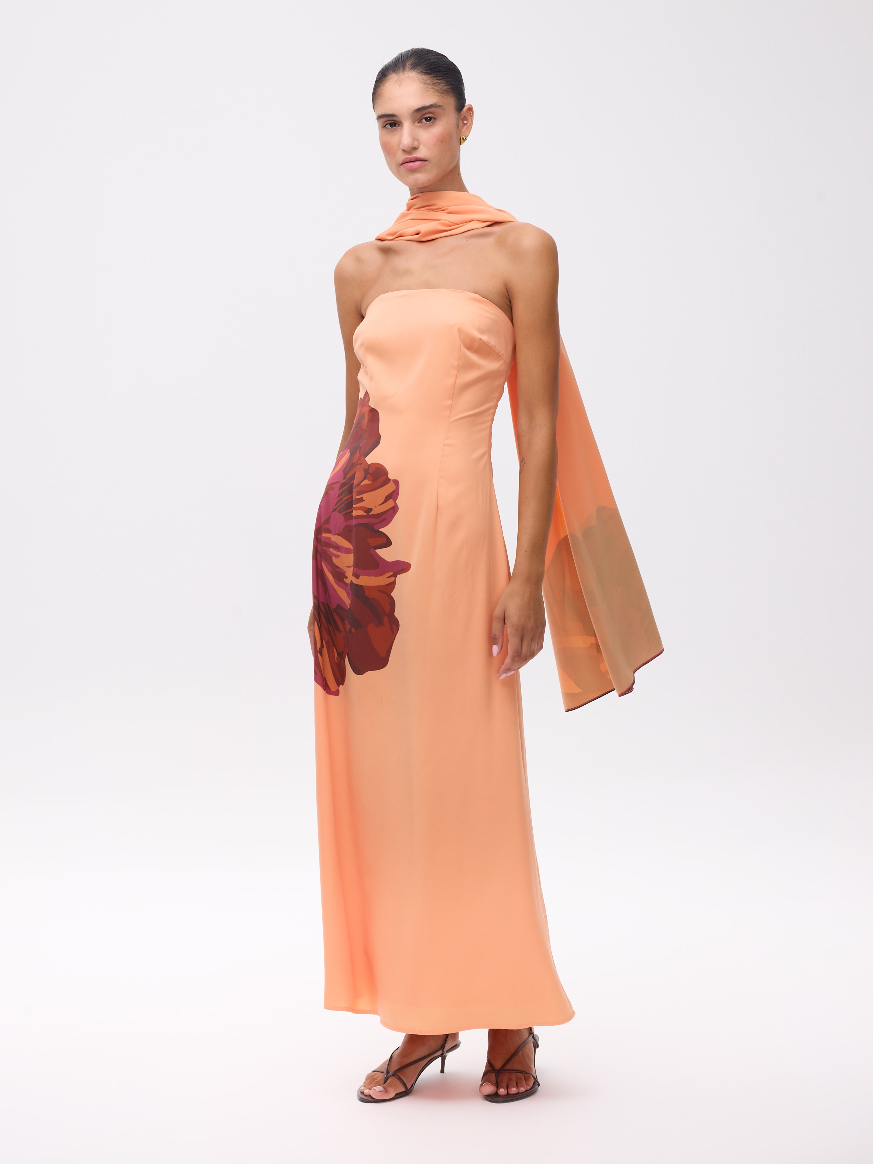 CAPE MAXI - Capa estampado maxi flor, perfecto para invitadas de boda y fiesta spring summer. MIOH es la marca que eligen las influencers de España para sus eventos, como bodas y fiestas