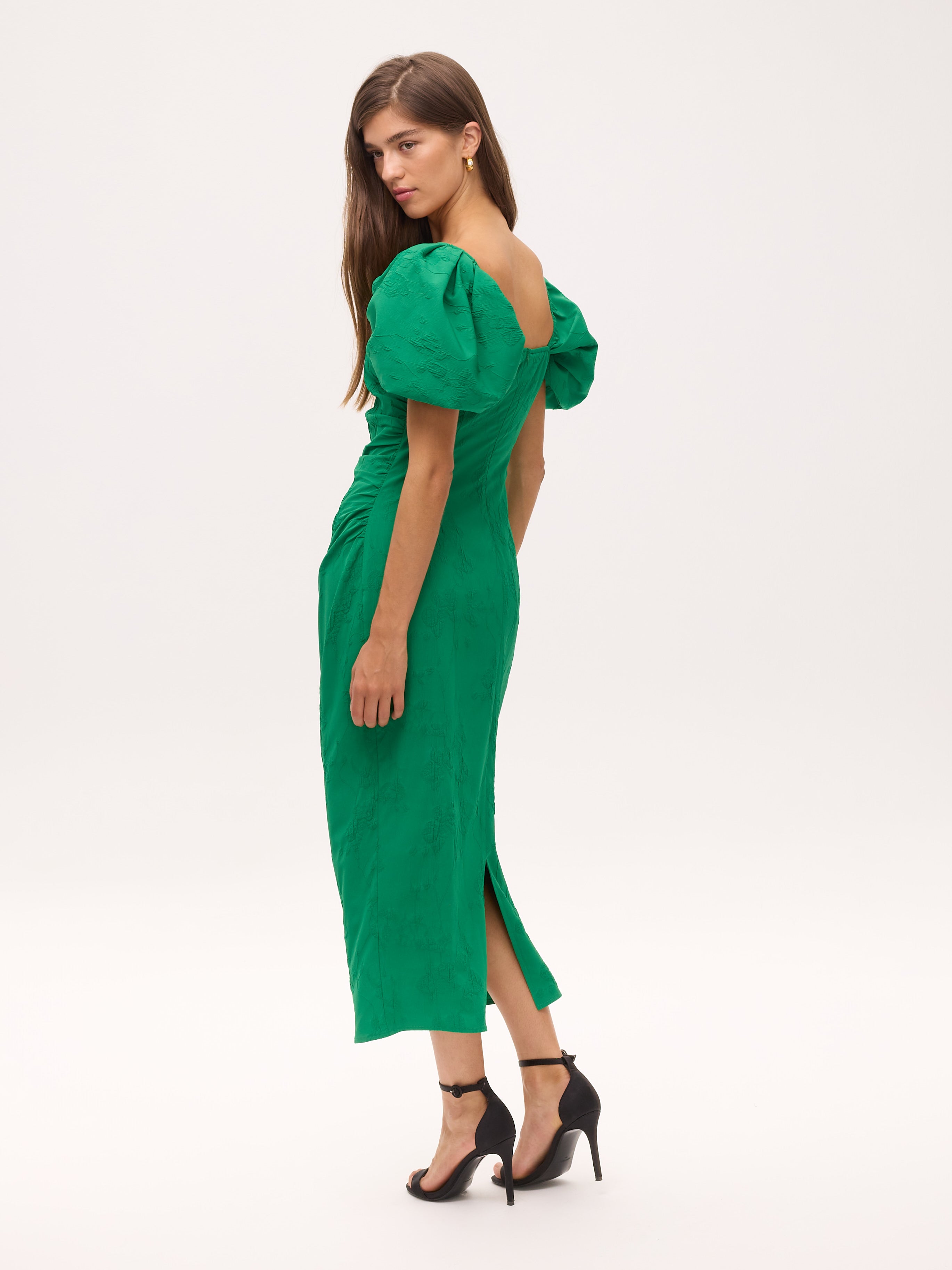 CAPULETO GREEN - Vestido escote cuadrado manga farol damasco verde, perfecto para invitadas de boda y fiesta spring summer. MIOH es la marca que eligen las influencers de España para sus eventos, como bodas y fiestas