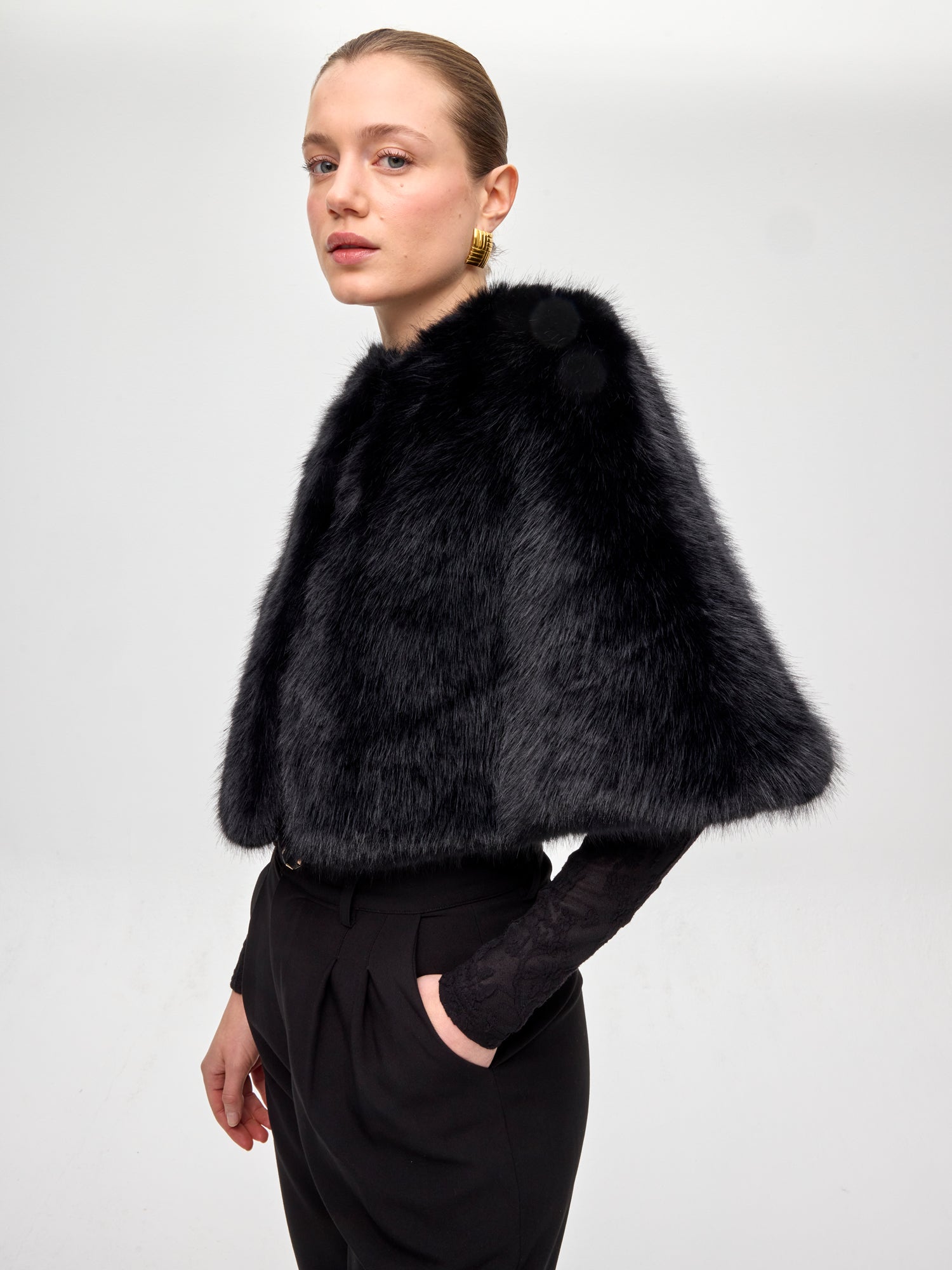 mioh | CINEMA - Capa corta pelo negro largo. Vestidos de fiesta para invitadas de boda perfectas. Marca española de moda