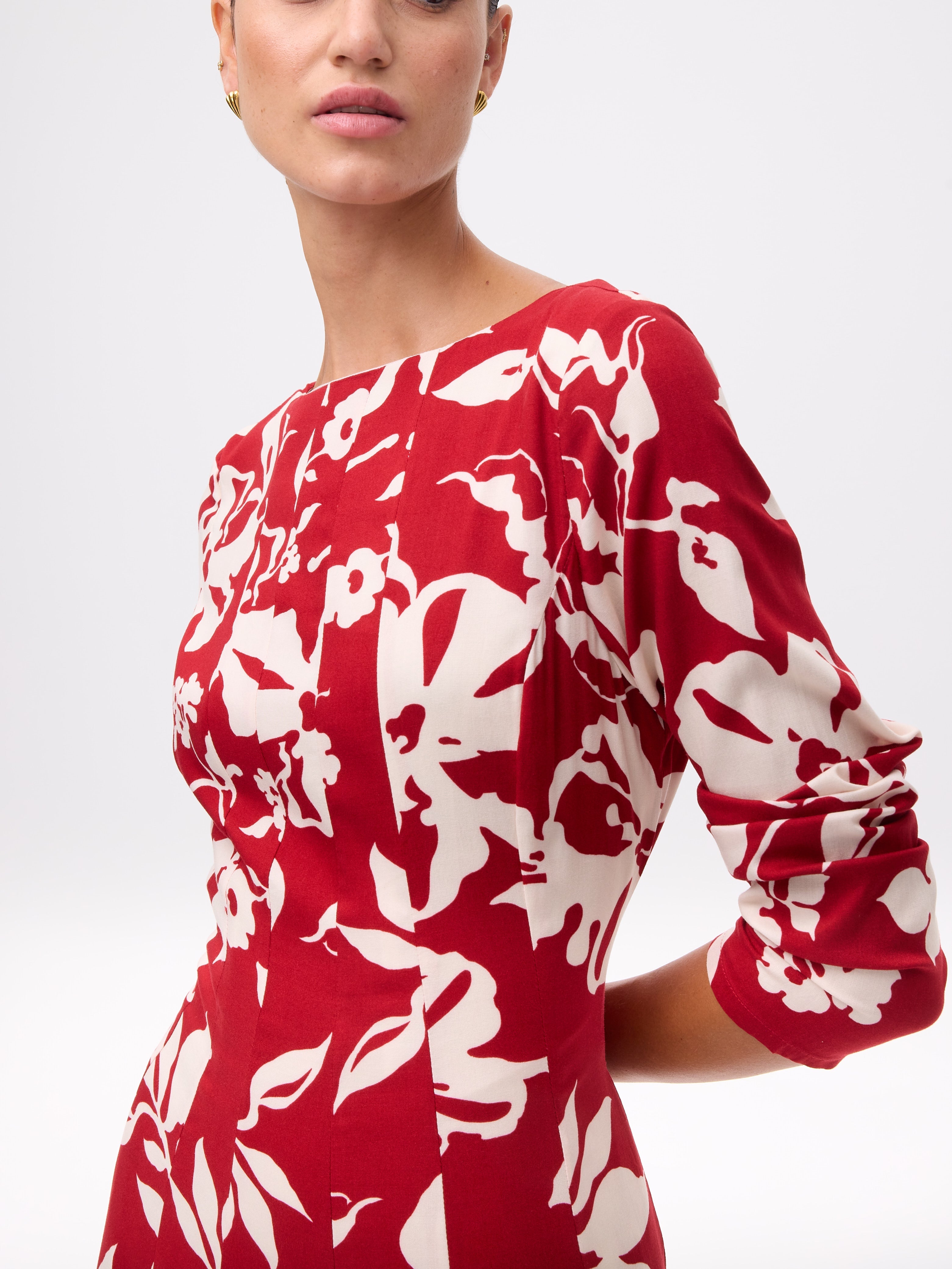 CORDELIA RED - Vestido largo rojo con flores blancas, para invitadas de boda, fiesta y eventos de primvera y verano. MIOH es la marca española de vestidos de fiesta mas de moda, preferida por influencers y famosas de España