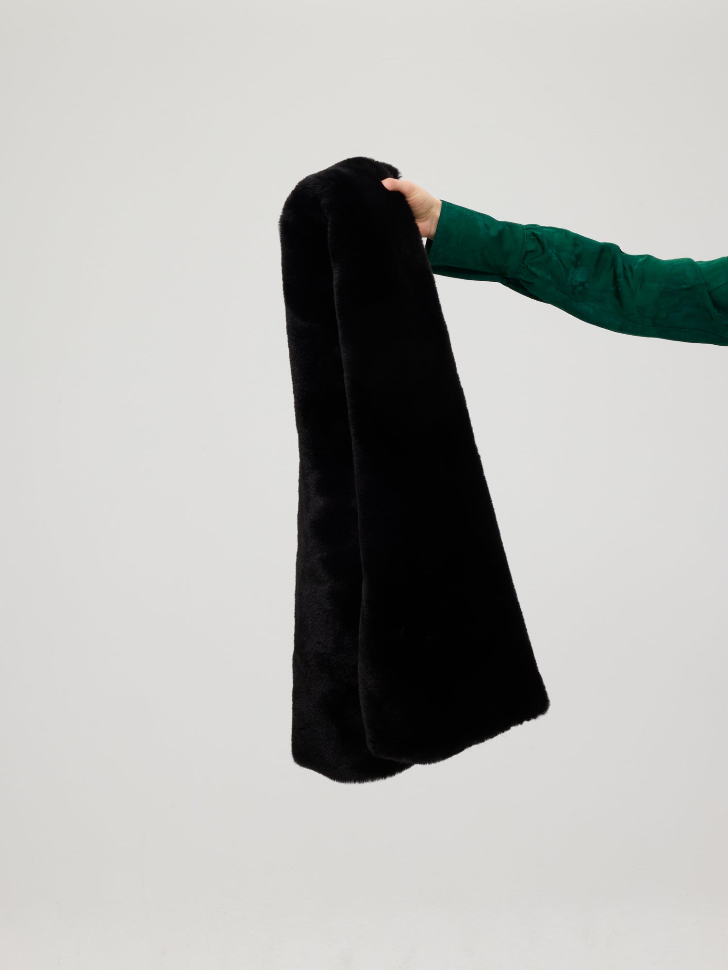 mioh | CROWD BLACK - Estola faux fur negra. Vestidos de fiesta para invitadas de boda perfectas. Marca española de moda