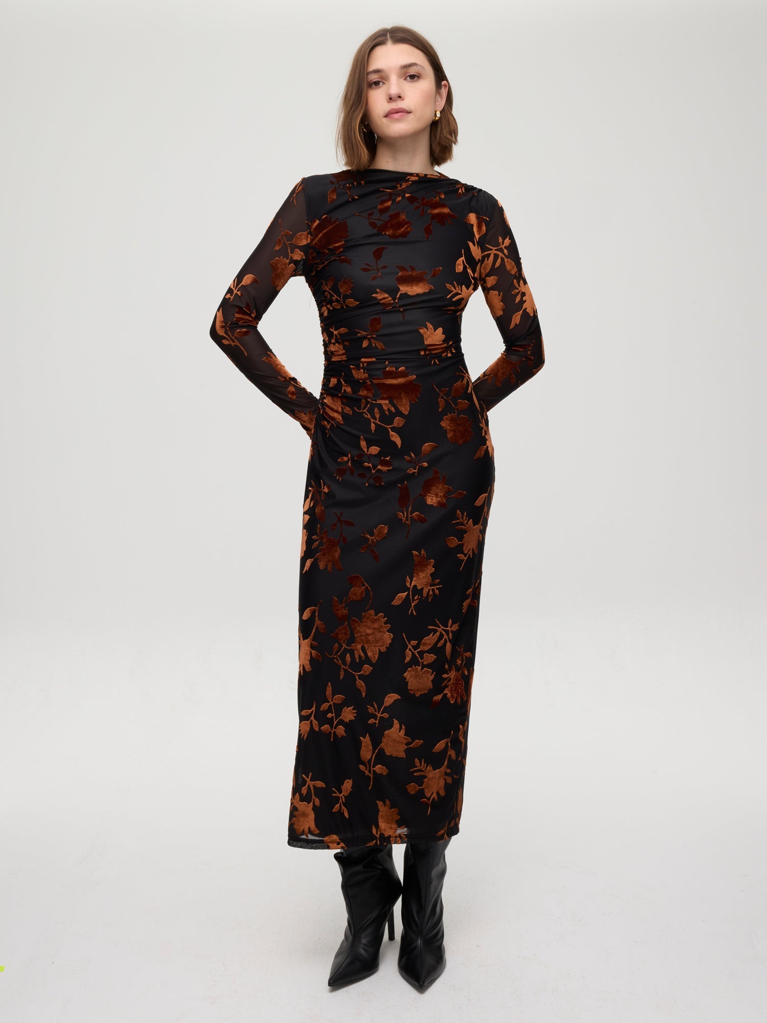 mioh | EIFFEL FLOWERS - Vestido negro flocado flores marrones. Vestidos de fiesta para invitadas de boda perfectas. Marca española de moda