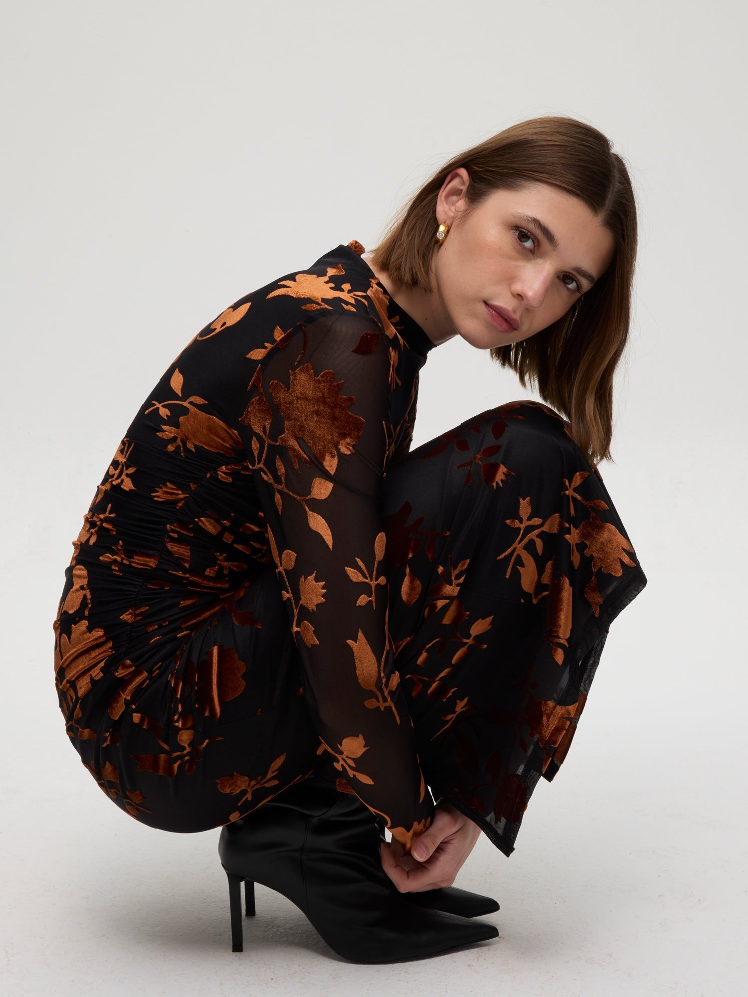 mioh | EIFFEL FLOWERS - Vestido negro flocado flores marrones. Vestidos de fiesta para invitadas de boda perfectas. Marca española de moda