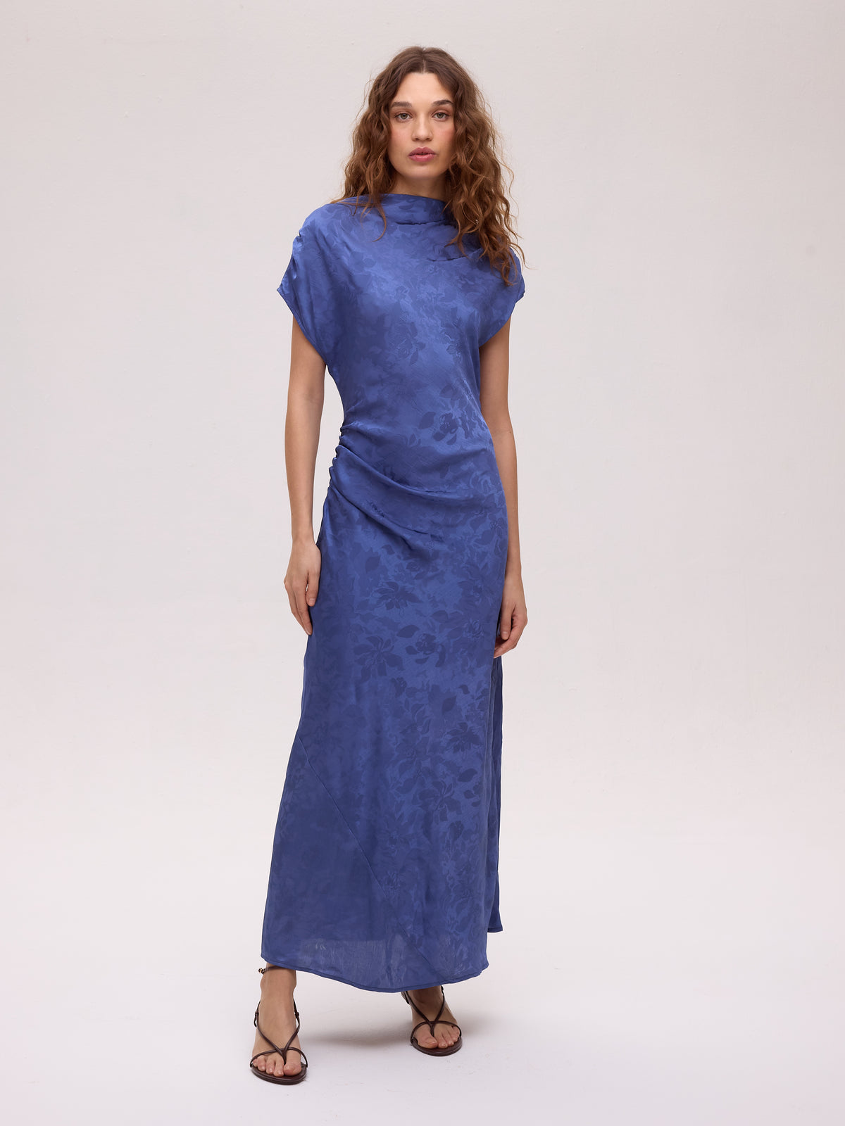 ETOILE BLUE - Vestido largo tejido jacquard azul, ideal como vestido de fiesta para bodas de tarde, bautizos, comuniones y graduaciones. Moda de invitada hecha en España