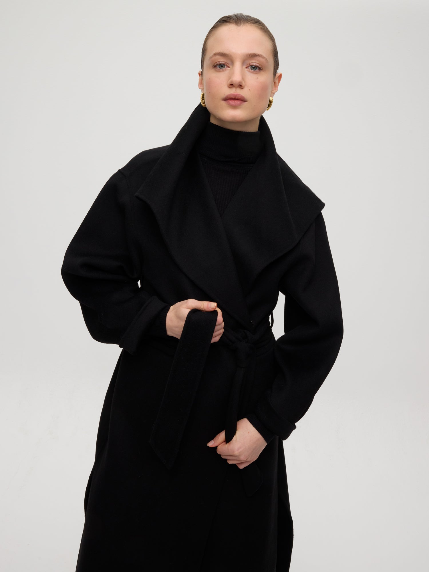 mioh | FACTORY BLACK - Abrigo largo lana paño negro. Vestidos de fiesta para invitadas de boda perfectas. Marca española de moda