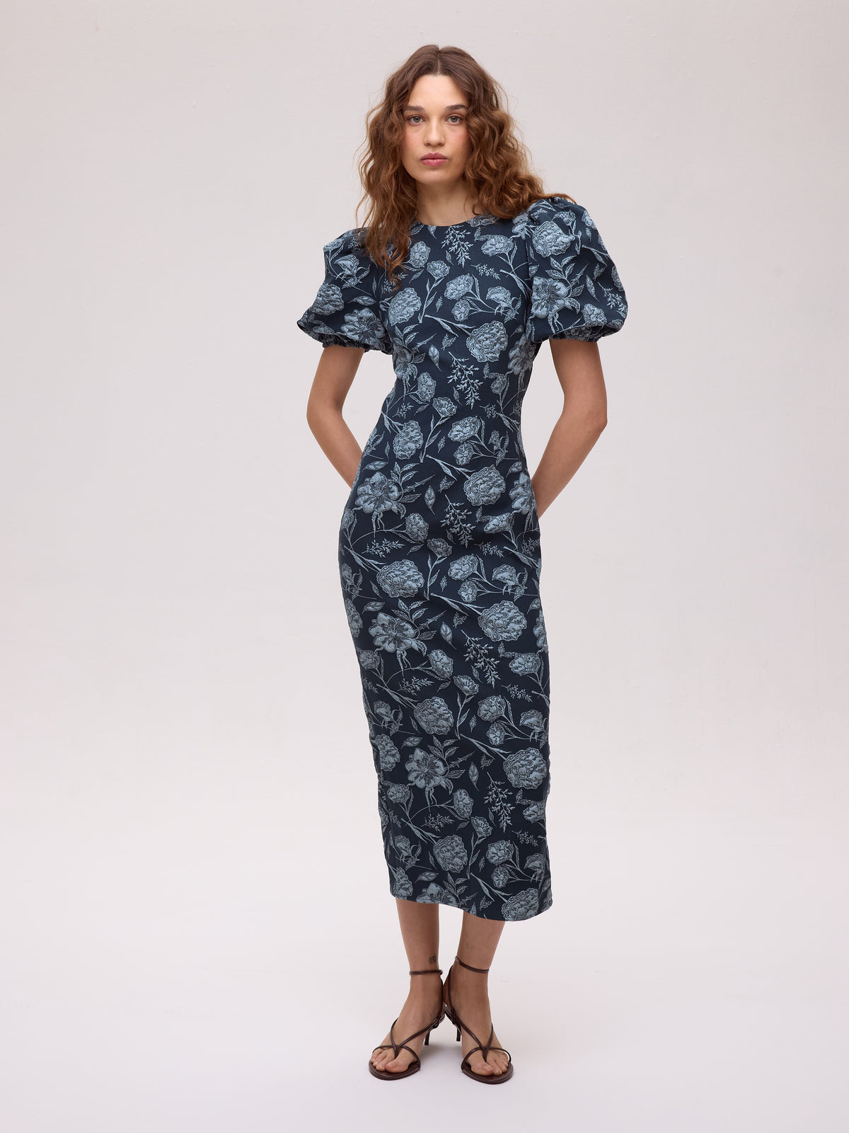 FIORE TEAL - Vestido brocado flores escote espalda, perfecto para invitadas de boda y fiesta esta temporada de otoño invierno. MIOH es la marca española de vestidos de invitada de referencia