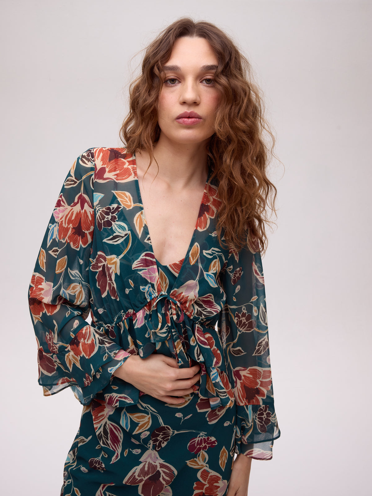 GRAZIA FLOWERS - Vestido y top de gasa estampado floral tirantes, vestido de invitada de boda de la colección otoño invierno de MIOH, diseñado en España