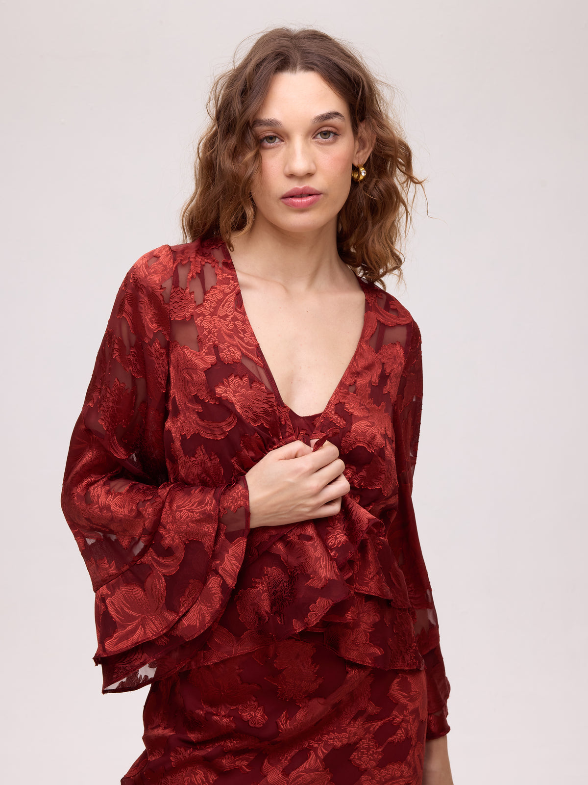GRAZIA WINE - Vestido y top lencero jacquard de tirantes, vestido de invitada de boda de la colección otoño invierno de MIOH, diseñado en España