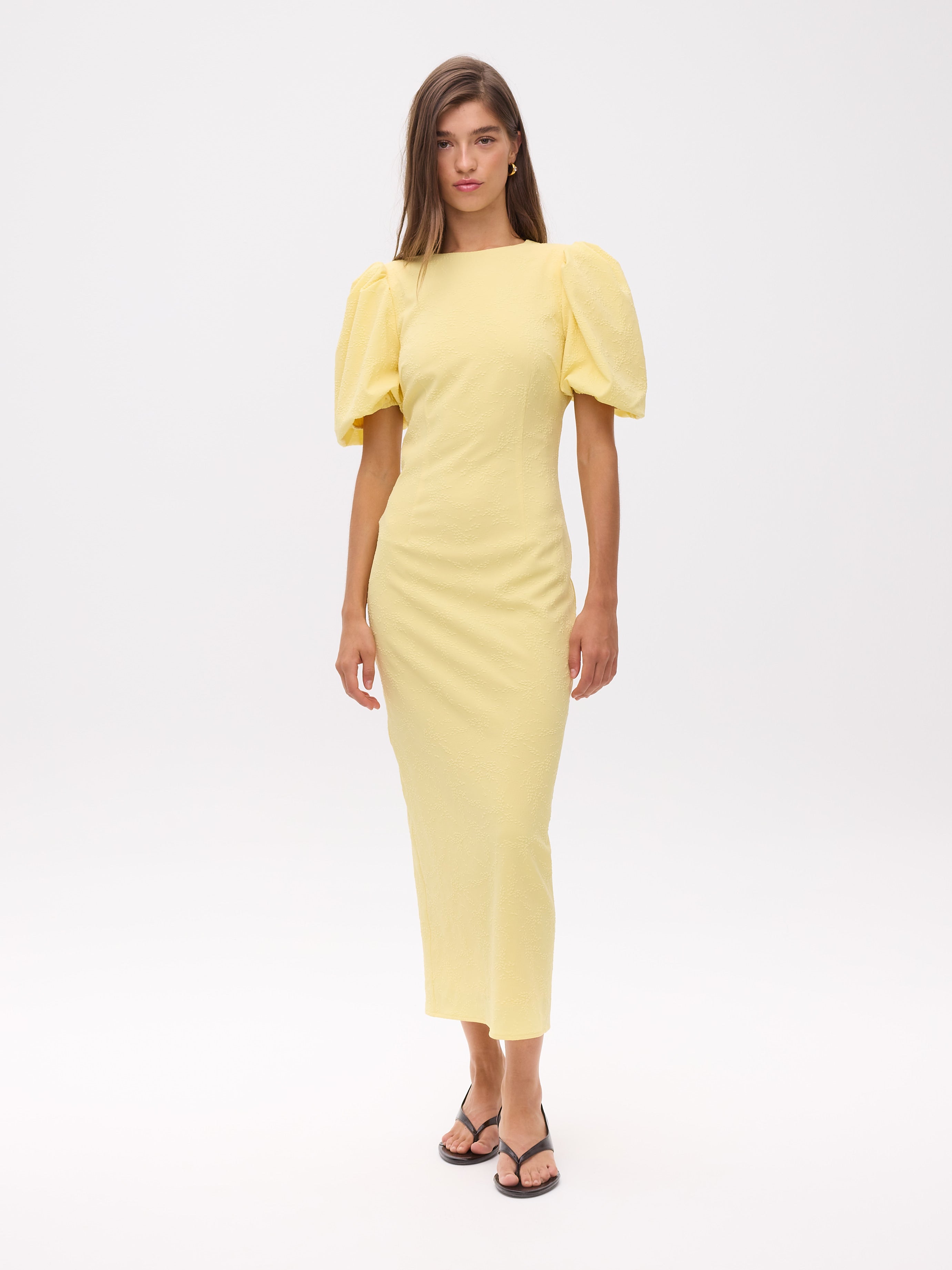 HAMLET - Vestido damasco manga abullonada amarillo mantequilla, para invitadas de boda, fiesta y eventos de primvera y verano. MIOH es la marca española de vestidos de fiesta para invitadas de boda más de moda en España