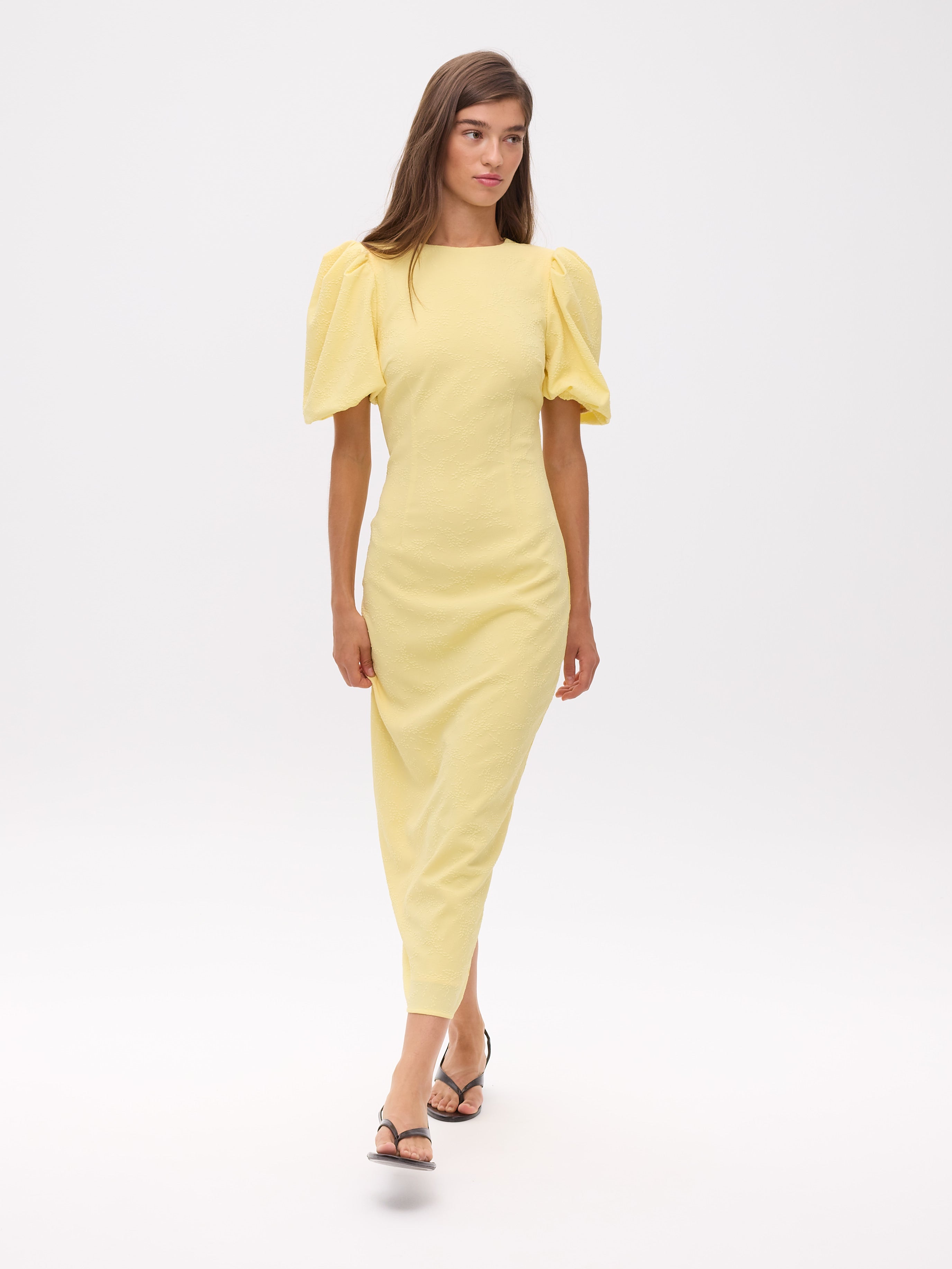 HAMLET - Vestido damasco manga abullonada amarillo mantequilla, para invitadas de boda, fiesta y eventos de primvera y verano. MIOH es la marca española de vestidos de fiesta para invitadas de boda más de moda en España