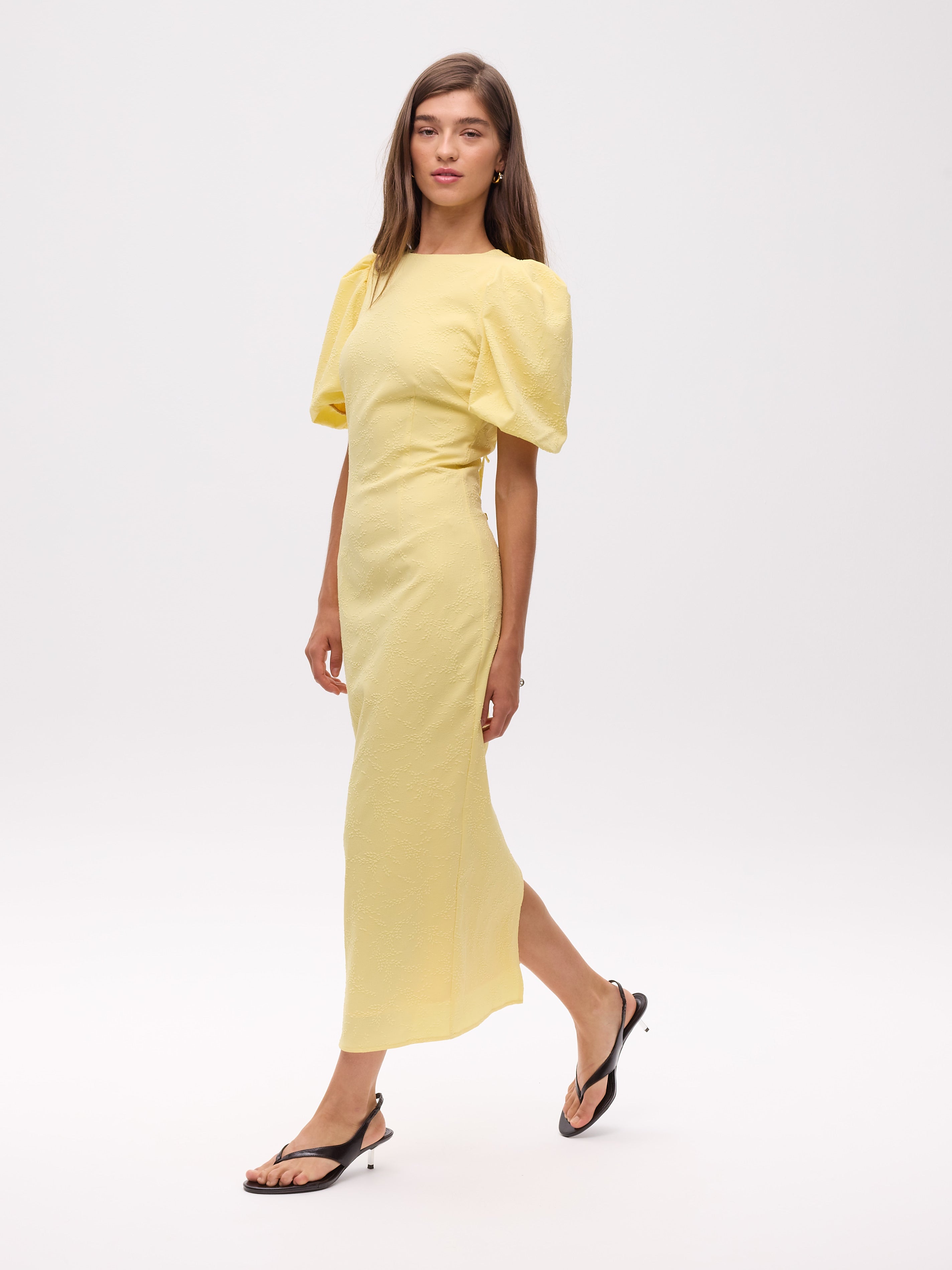HAMLET - Vestido damasco manga abullonada amarillo mantequilla, para invitadas de boda, fiesta y eventos de primvera y verano. MIOH es la marca española de vestidos de fiesta para invitadas de boda más de moda en España
