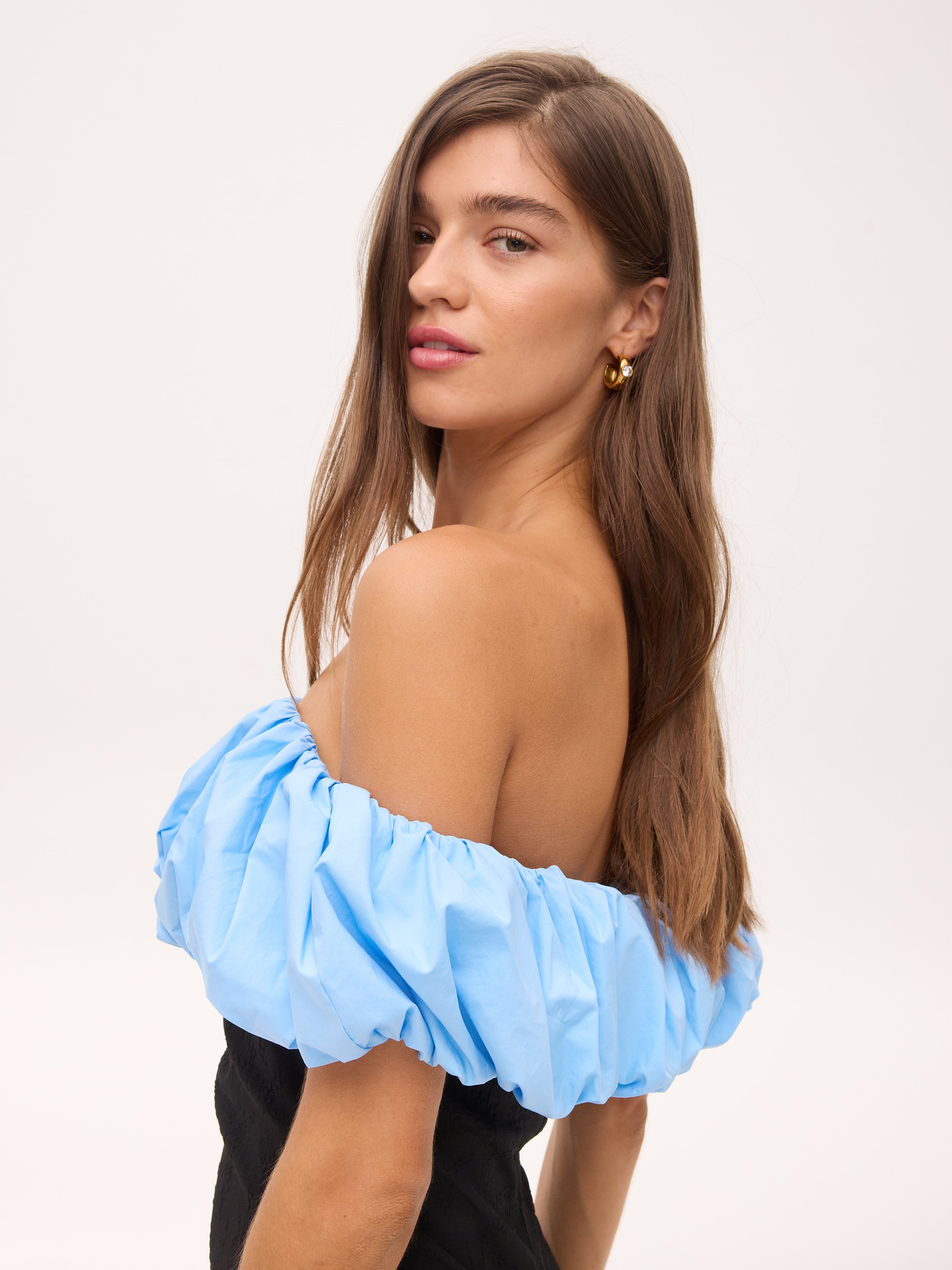 JULIETA BLACK - Vestido damasco bardot volante estructurado, para invitadas de boda, fiesta y eventos de primvera y verano. MIOH es la marca que eligen las influencers de España para sus eventos, como bodas y fiestas