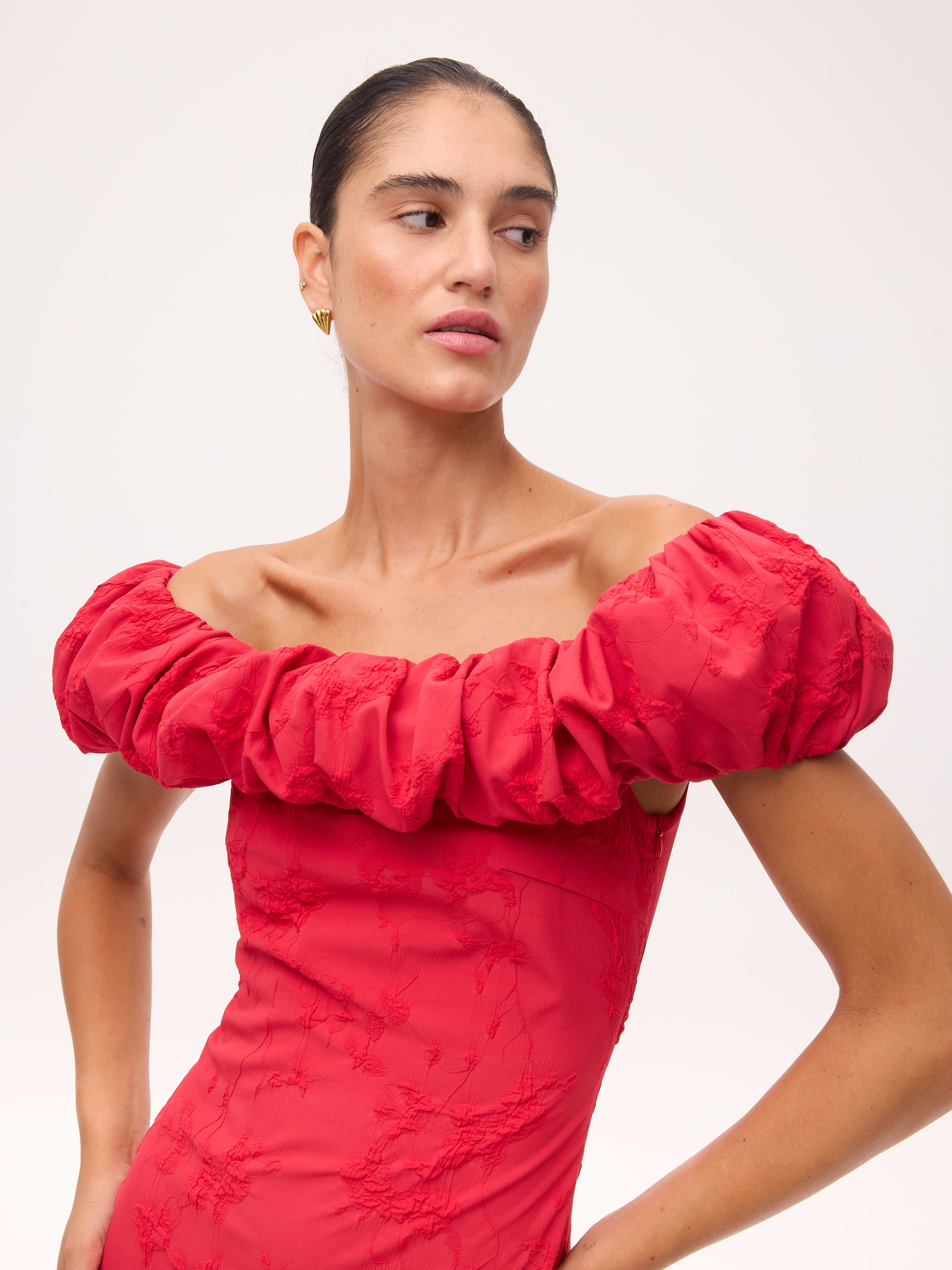 JULIETA RED - Vestido bardot volante estructurado, perfecto para invitadas de boda y fiesta spring summer. MIOH es la marca que eligen las influencers de España para sus eventos, como bodas y fiestas