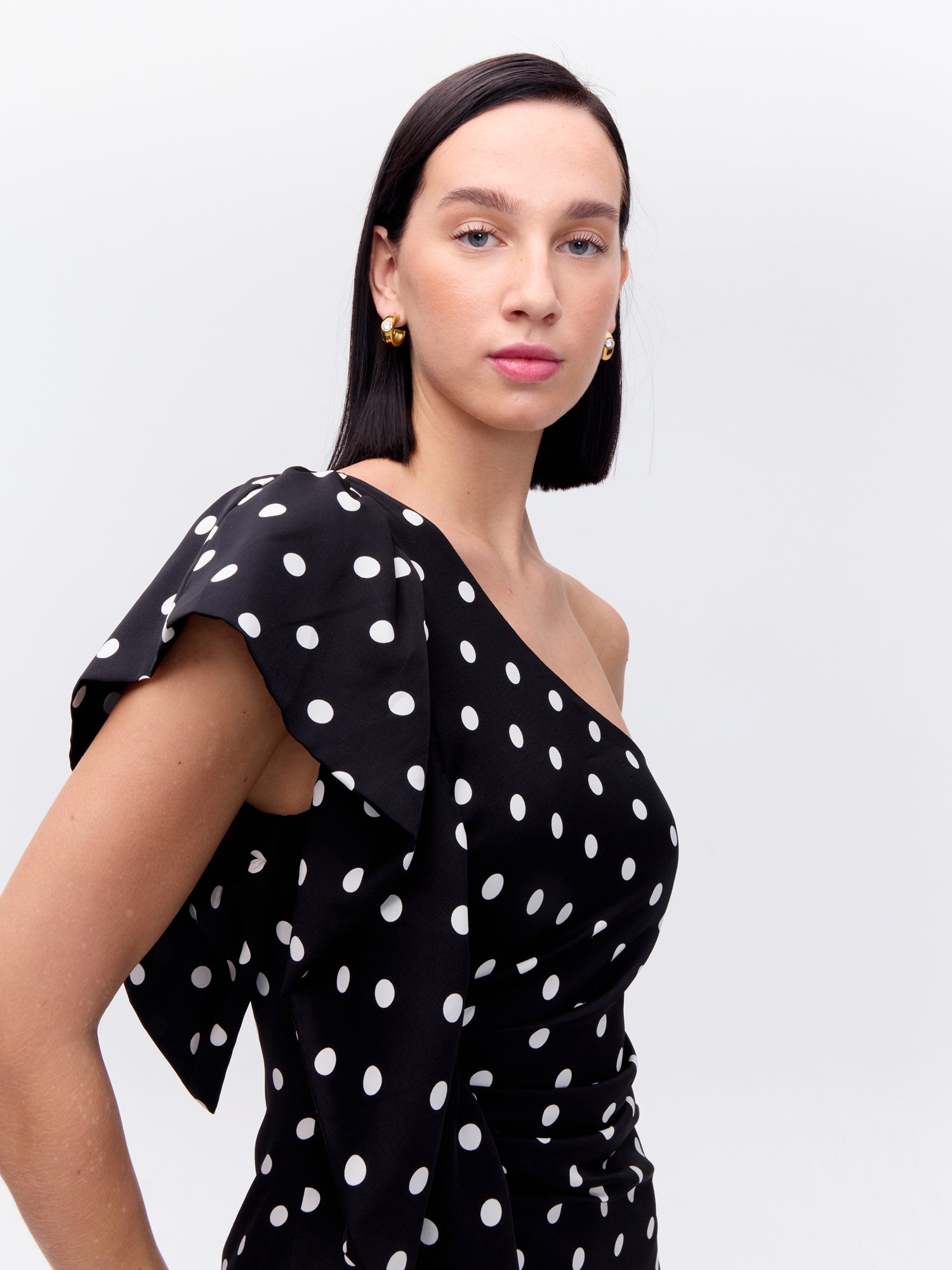 MIOH | LUNAR - Vestido corto asimétricoétrico de lunares negro para invitada de boda