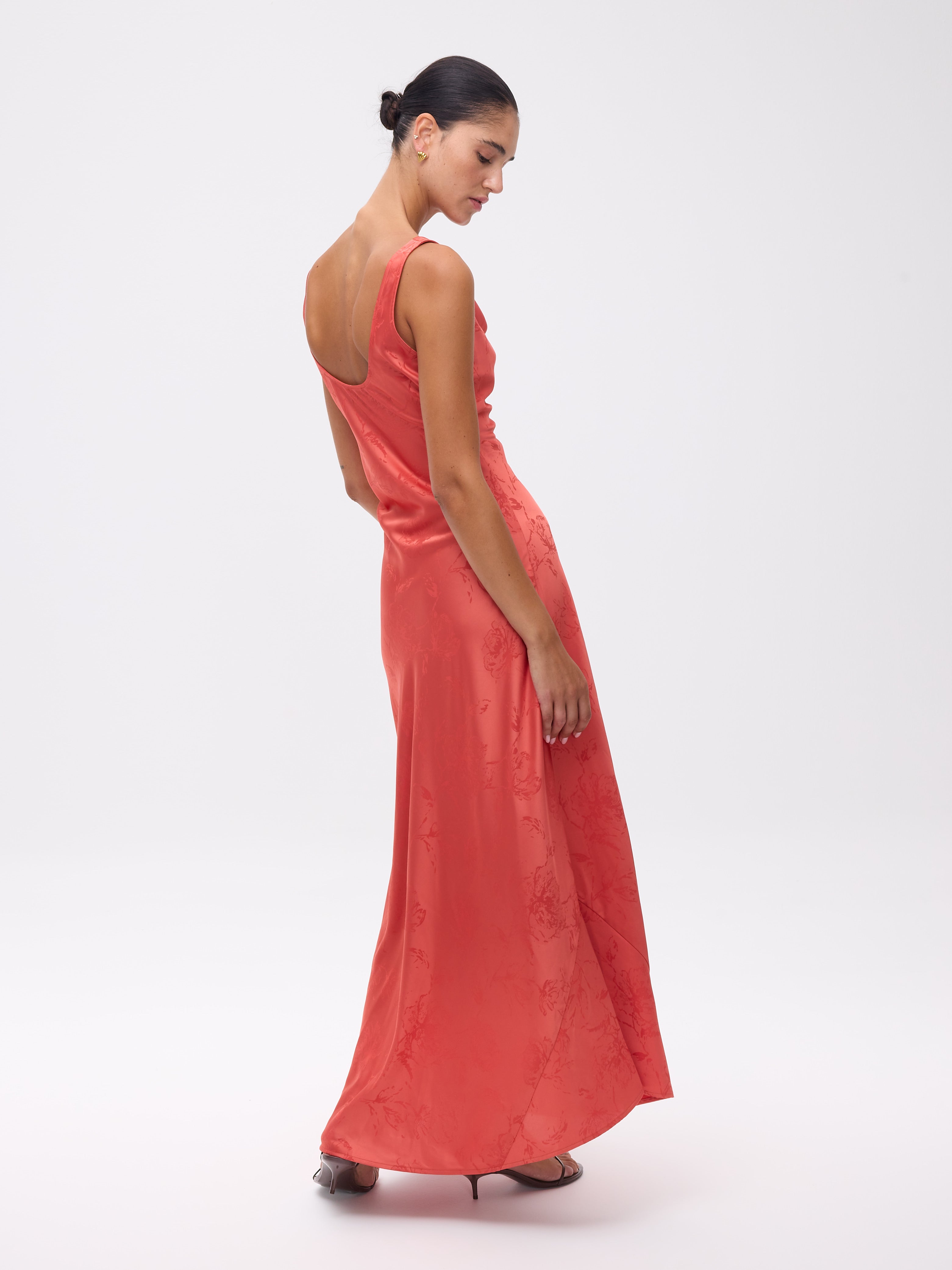 MARCIA CORAL - Vestido escote cascada jacquard floral midi, perfecto para invitadas de boda y fiesta spring summer. MIOH es la marca que eligen las influencers de España para sus eventos, como bodas y fiestas