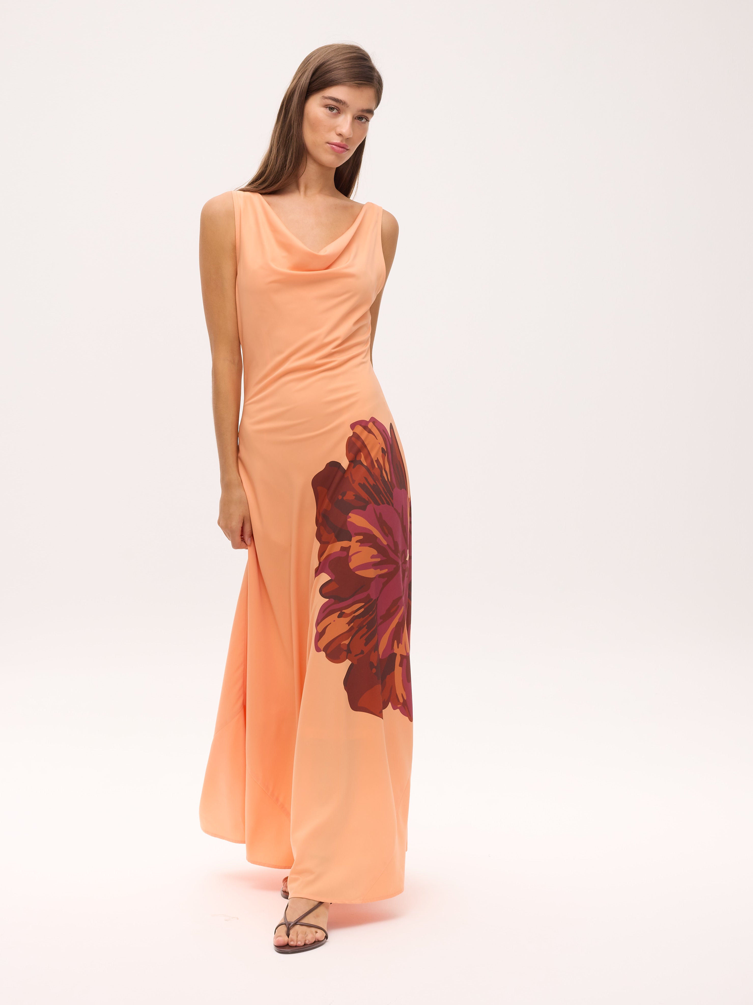 MARCIA MAXI - Vestido escote cascada estampado maxi flor, para ser la invitada de boda perfecta y fiesta esta primavera verano. MIOH es la marca española de vestidos de fiesta para invitadas de boda más de moda en España