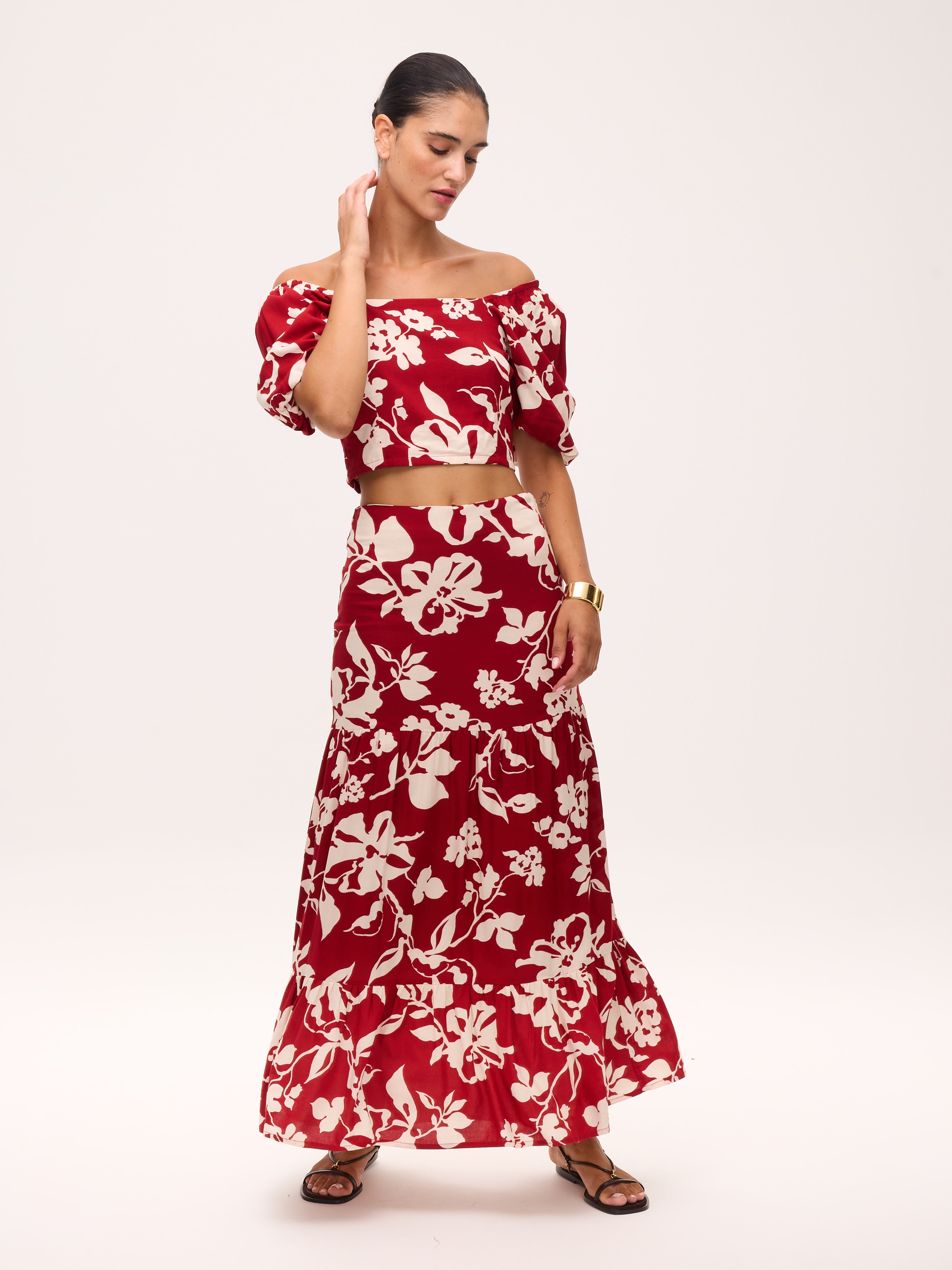 MARGARET RED - Conjunto rojo con flores blancas, para invitadas de boda, fiesta y eventos de primvera y verano. MIOH es la marca de vestidos de invitada de boda y fiesta de referencia en España