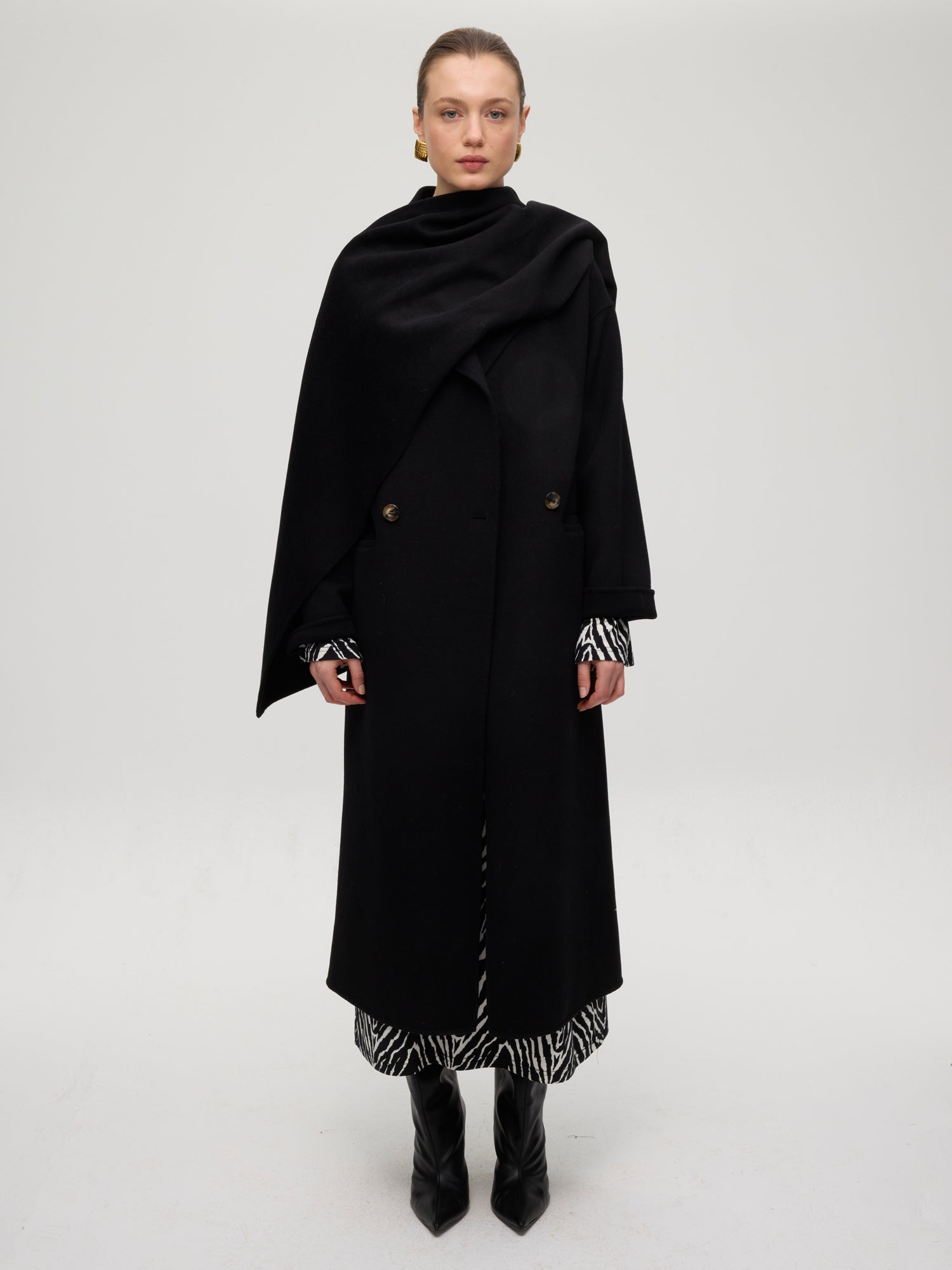 mioh | METRO BLACK - Abrigo largo sastrero paño negro. Vestidos de fiesta para invitadas de boda perfectas. Marca española de moda