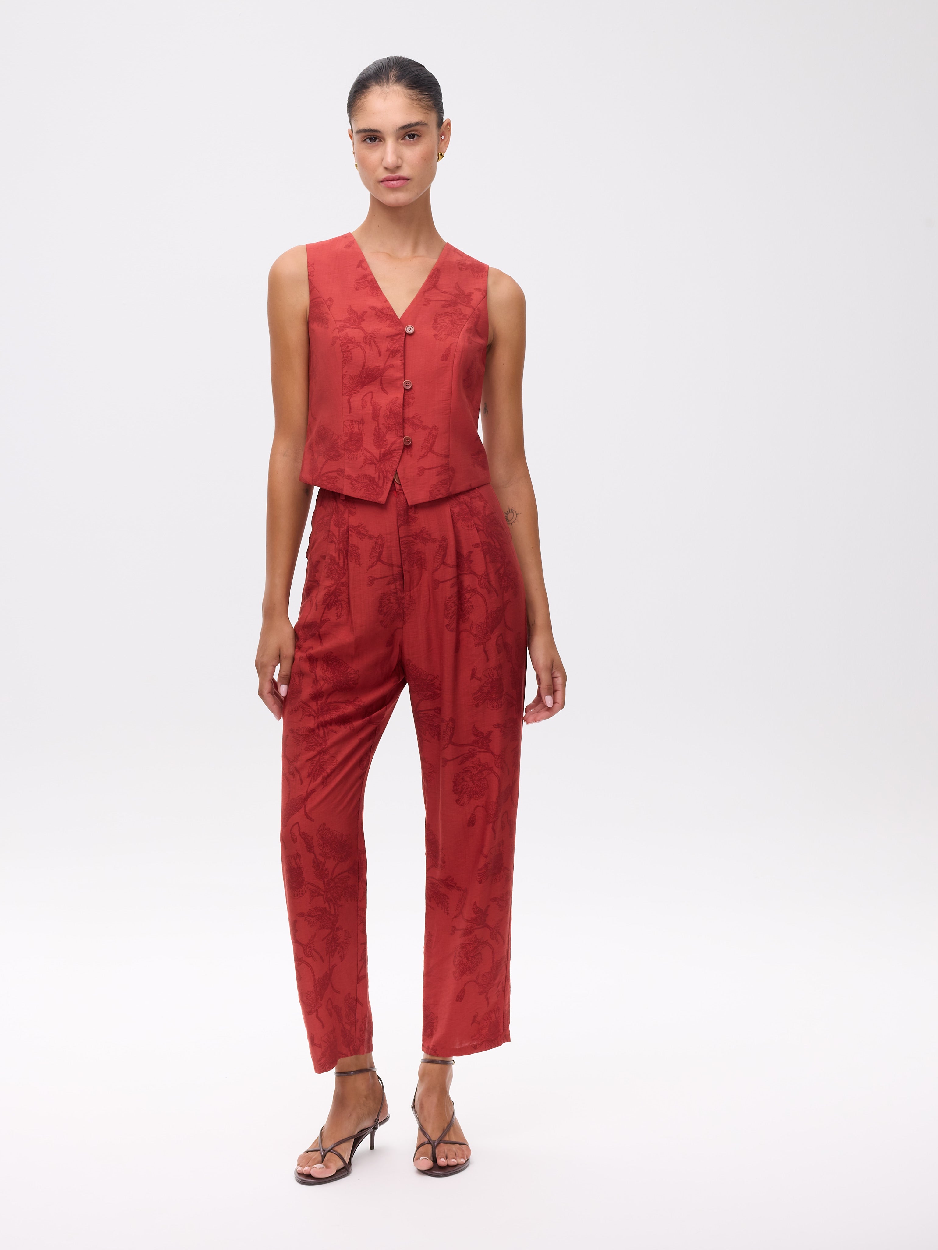 MONTESCO VEST - Chaleco tela floral botánica, para invitadas de boda, fiesta y eventos de primvera y verano. MIOH es la marca española de vestidos de fiesta para invitadas de boda más de moda en España