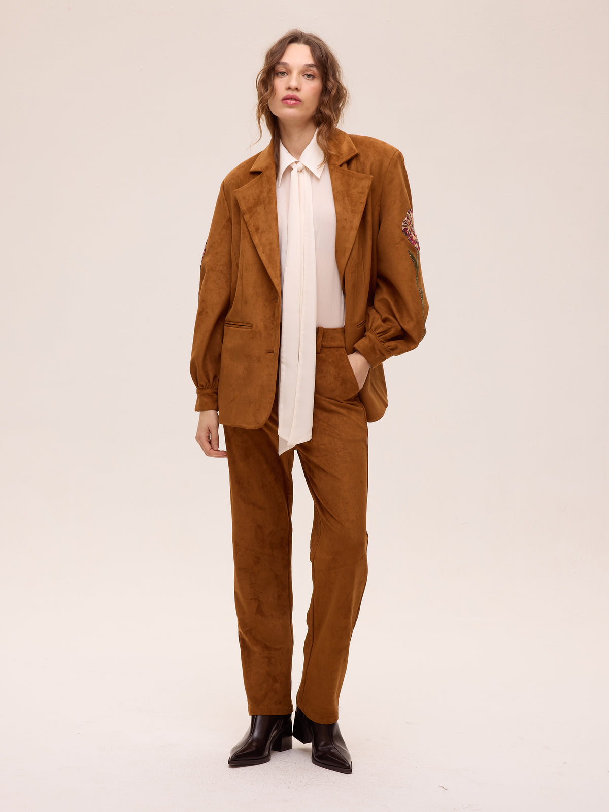 NIMBUS BRIGHT PANT - Pantalón ante 5 bolsillos costuras, una alternativa al vestido de invitada de boda, con el sello de MIOH