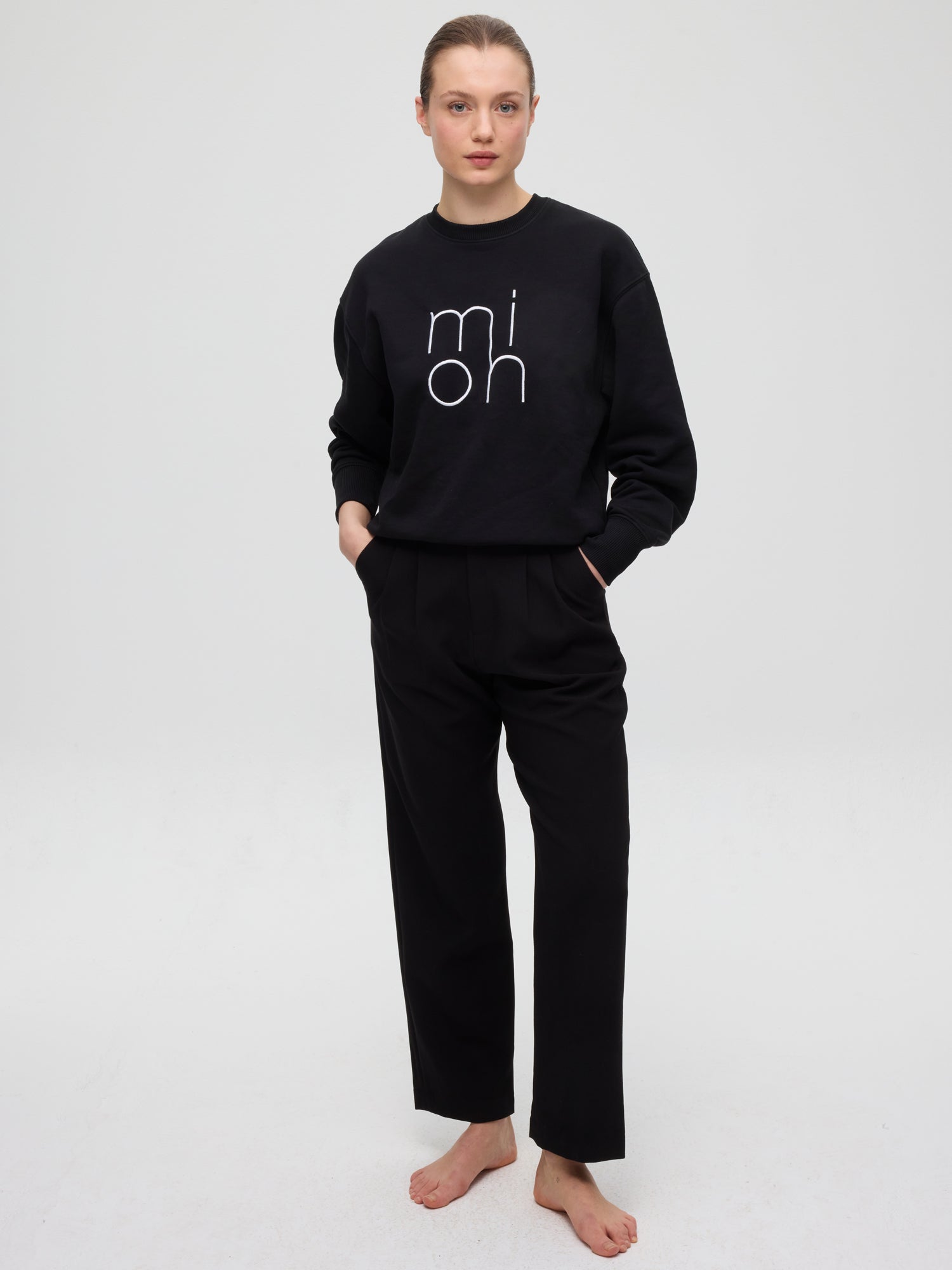 mioh | ONLY BLACK - Sudadera bordada algodón orgánico. Sudadera oversize bordada con el logo de MIOH en tejido de algodón orgánico. Color negro. Te la pondrás un montón. Heavyweight 350 gsm.