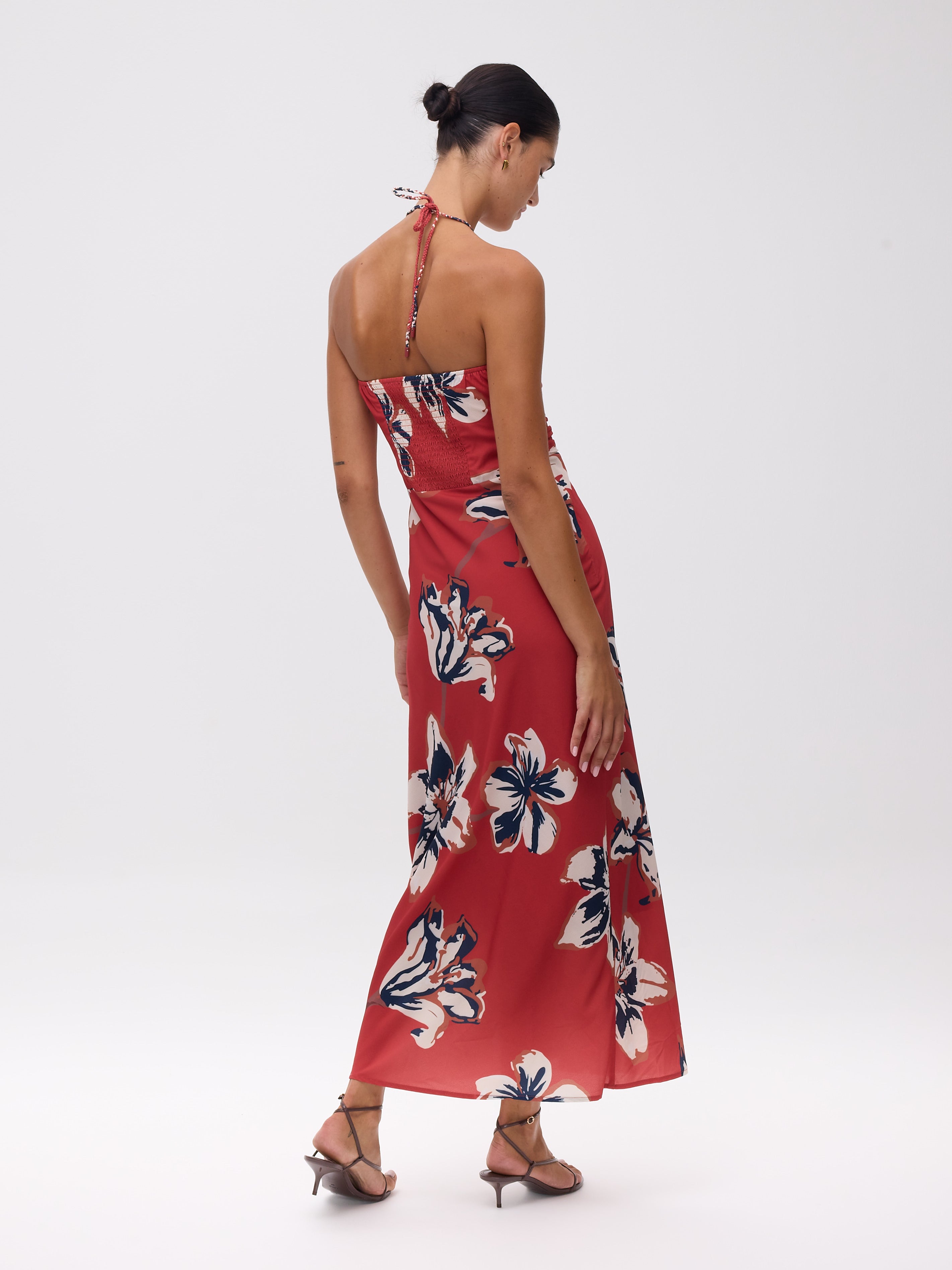 OPHELIA FLOWERS - Vestido estampado flores anudado al cuello midi, para invitadas de boda, fiesta y eventos de primvera y verano. MIOH es la marca que eligen las influencers de España para sus eventos, como bodas y fiestas