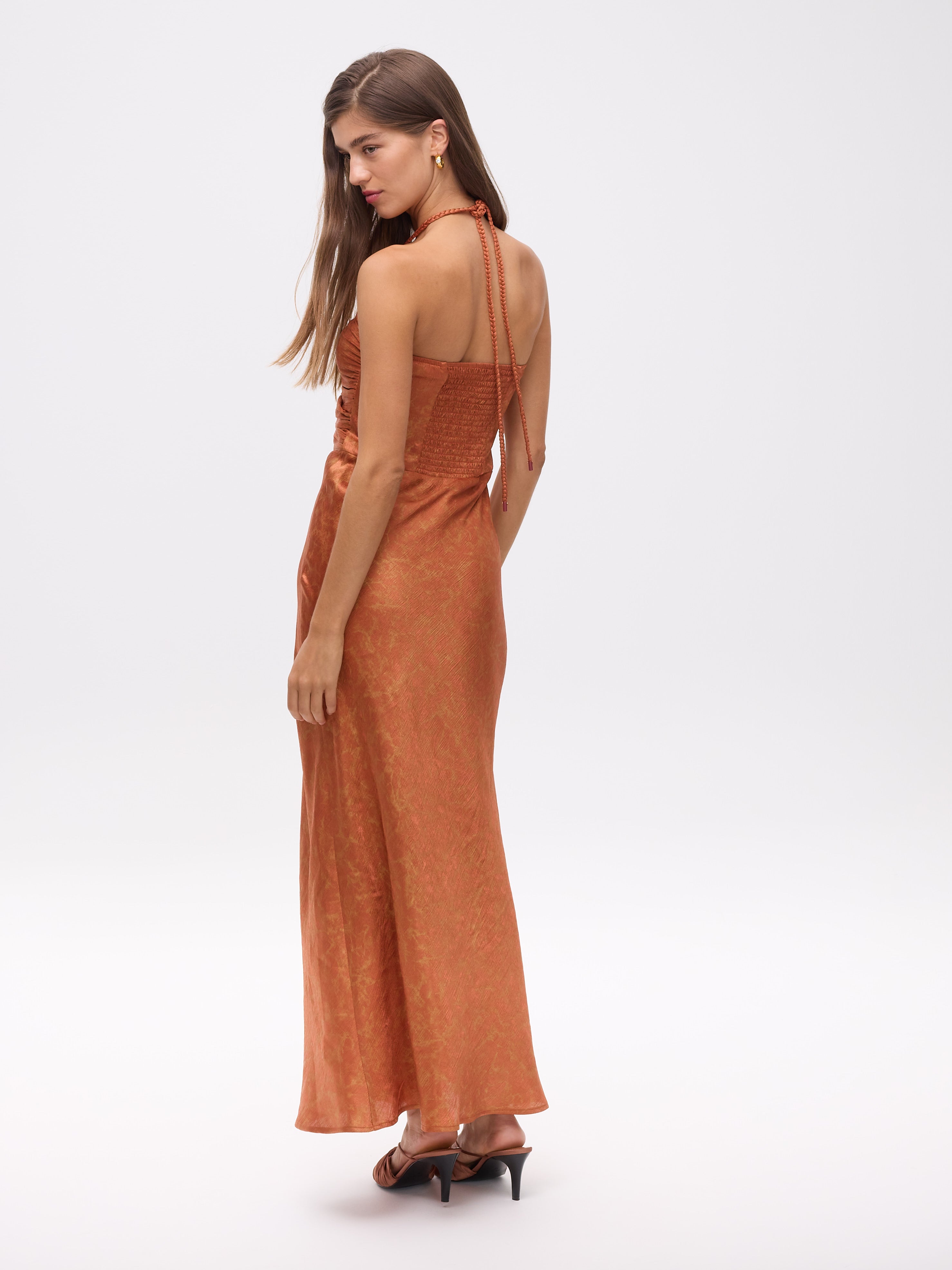 OPHELIA MARBLE - Vestido jacquard satinado anudado al cuello midi, perfecto para invitadas de boda y fiesta spring summer. MIOH es la marca española de vestidos de fiesta para invitadas de boda más de moda en España