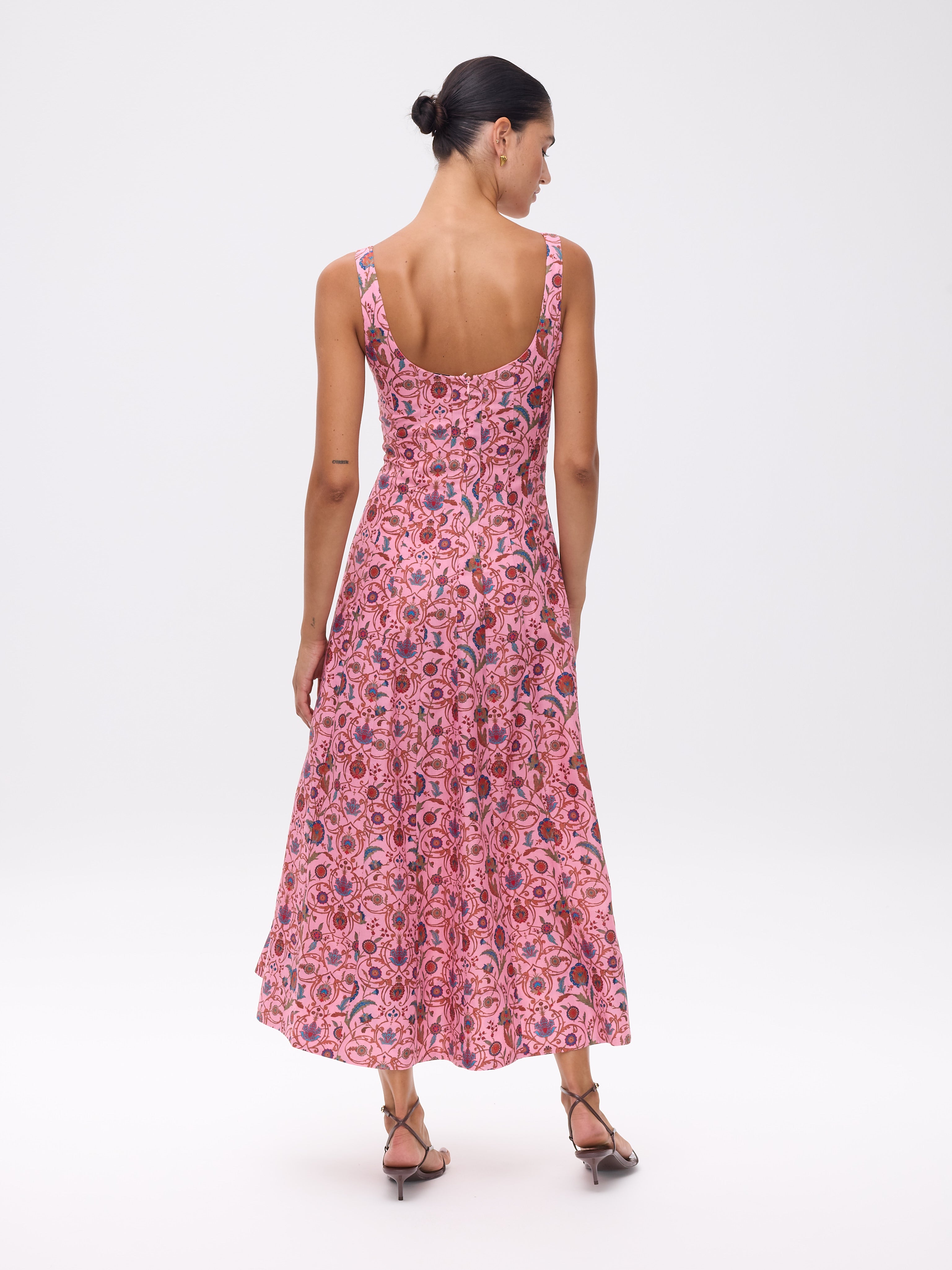 OTHELLO PINK - Vestido largo rosa con estampado floral, perfecto para invitadas de boda y fiesta spring summer. MIOH es la marca de vestidos de invitada de boda y fiesta de referencia en España