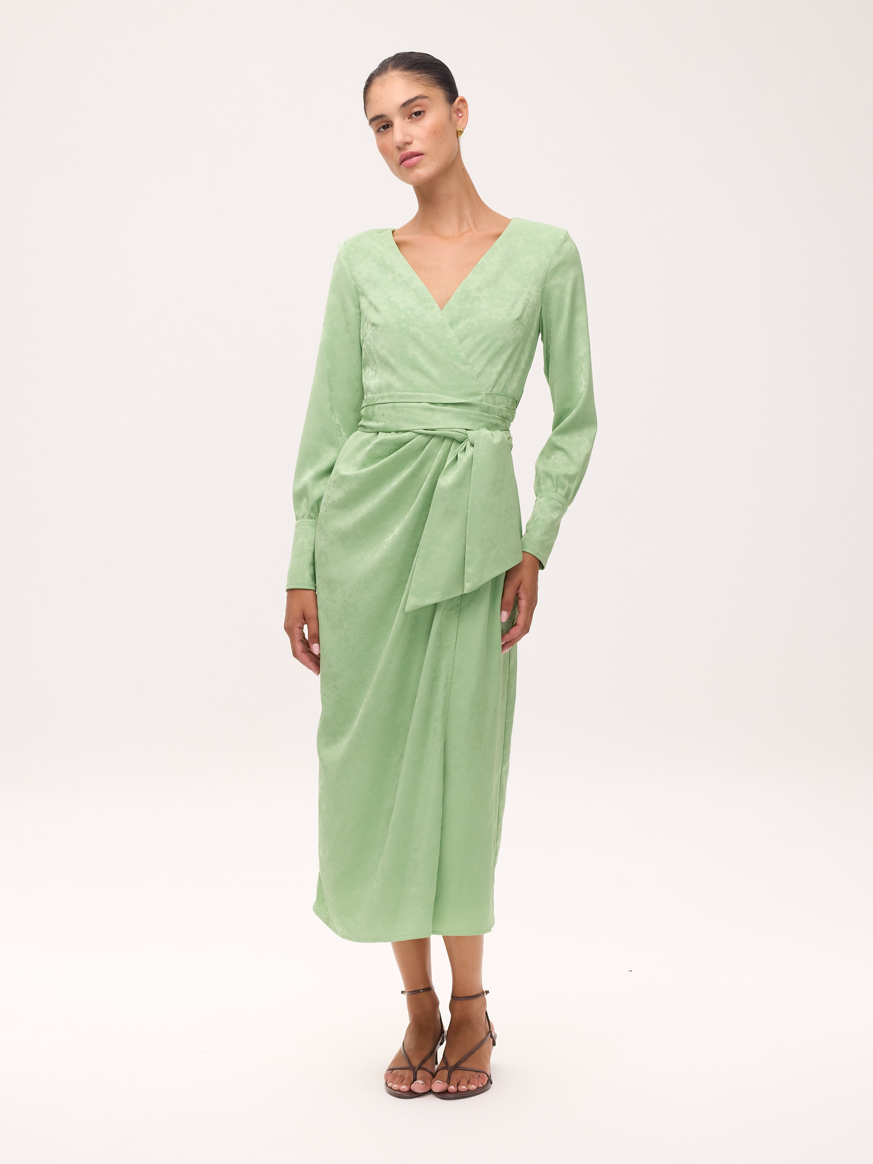 PAULINA - Vestido envolvente en tono verde menta, de fiesta e invitada de boda y evento primavera verano. MIOH es la marca española de vestidos de fiesta mas de moda, preferida por influencers y famosas de España