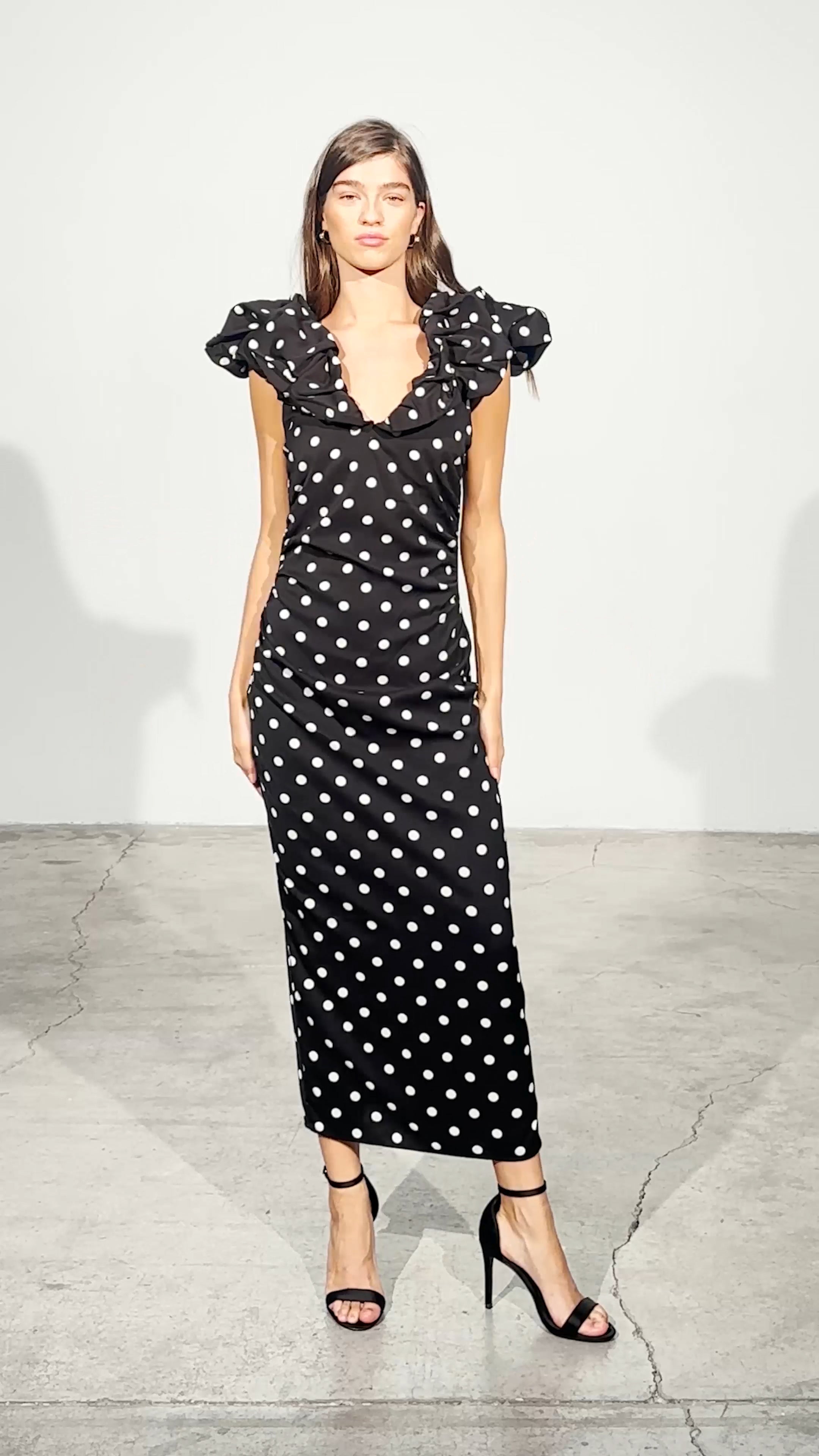 BIANCA DOTS - Vestido escote pico mangas abullonadas, para ser la invitada de boda perfecta y fiesta esta primavera verano. MIOH es la marca de vestidos de invitada de boda y fiesta de referencia en España