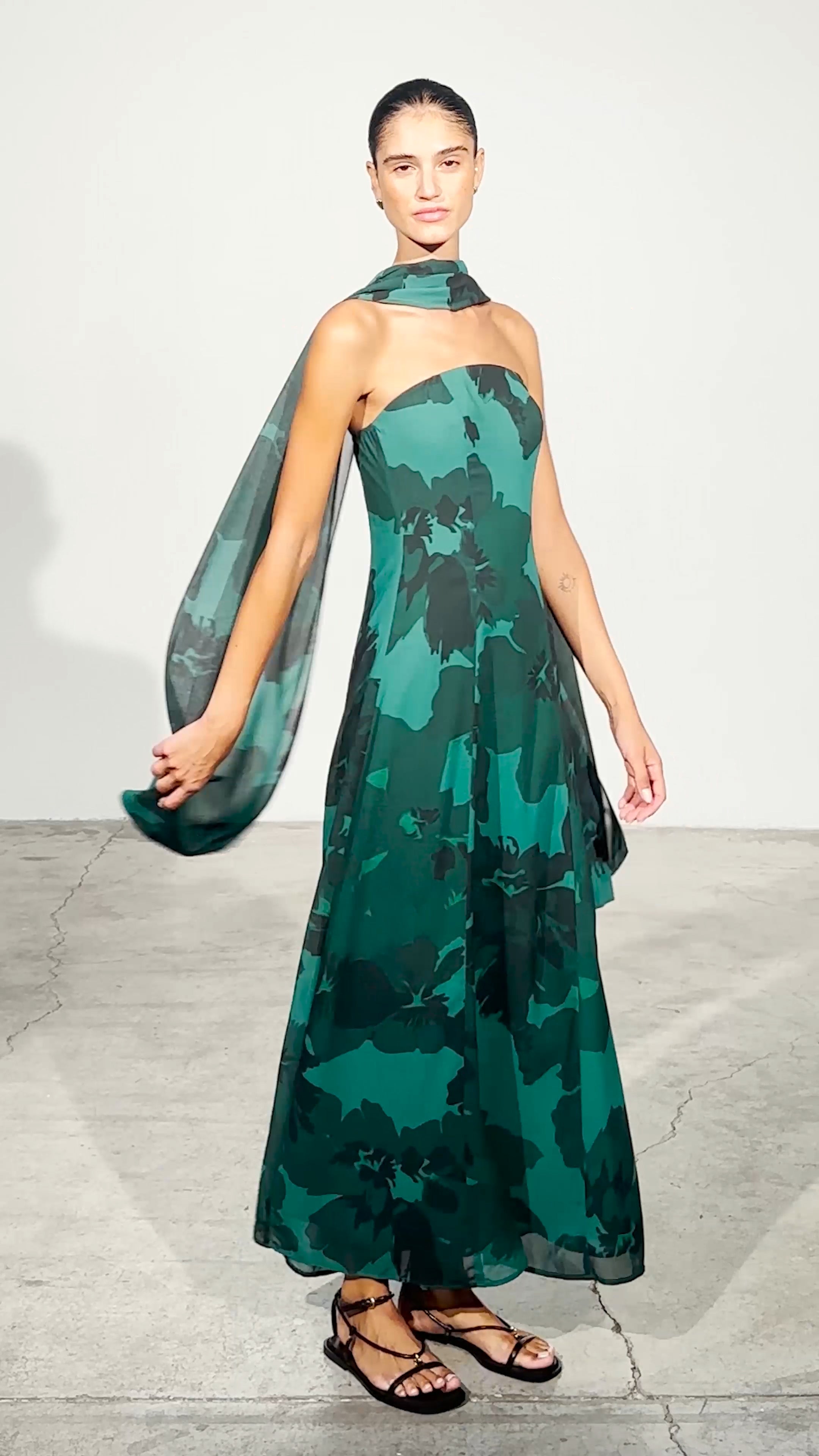 HELENA GREEN - Vestido fluido estampado floral con tirantes desmontables, para invitadas de boda, fiesta y eventos de primvera y verano. MIOH es la marca de vestidos de invitada de boda y fiesta de referencia en España