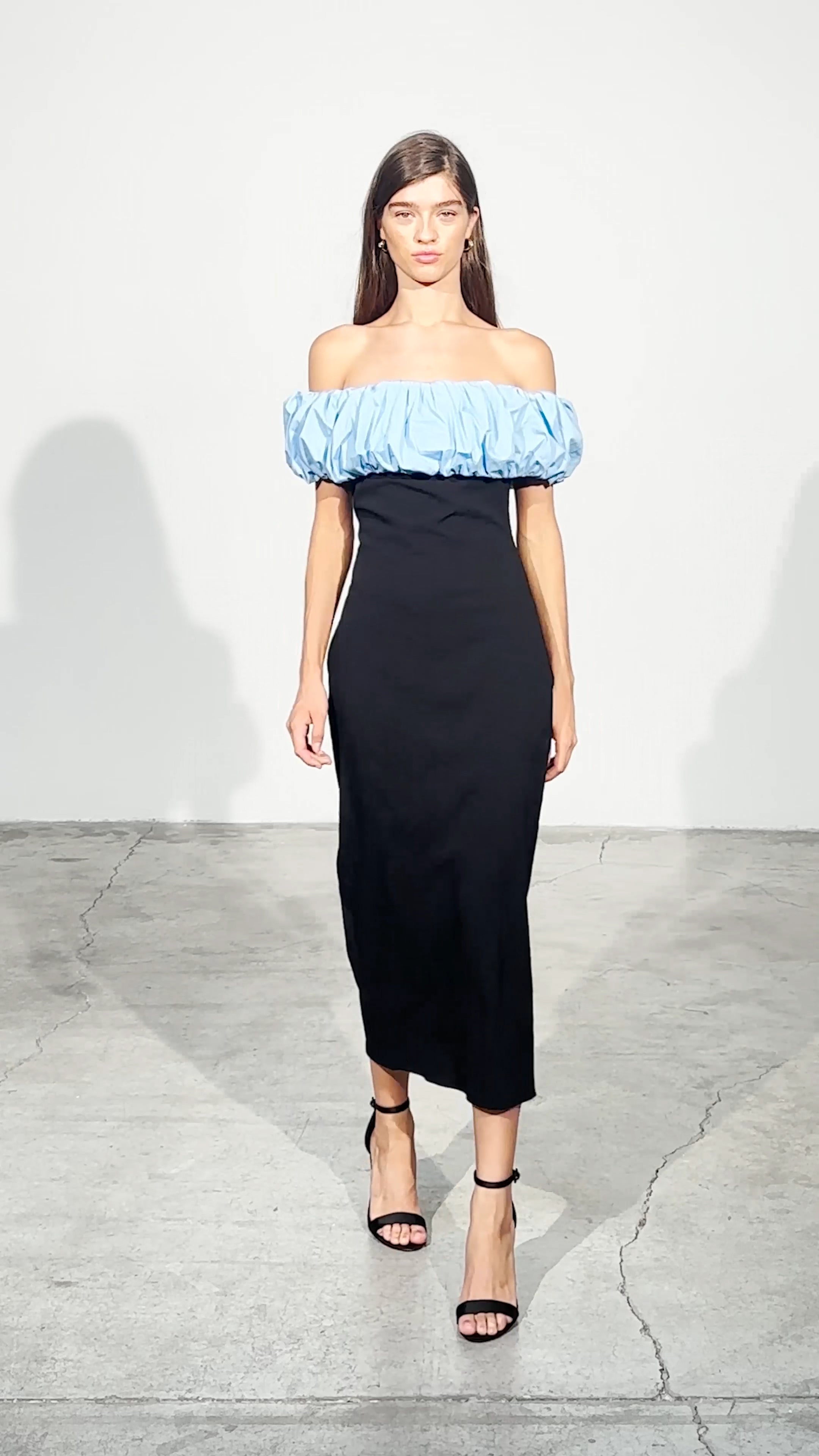 JULIETA BLACK - Vestido damasco bardot volante estructurado, para invitadas de boda, fiesta y eventos de primvera y verano. MIOH es la marca que eligen las influencers de España para sus eventos, como bodas y fiestas