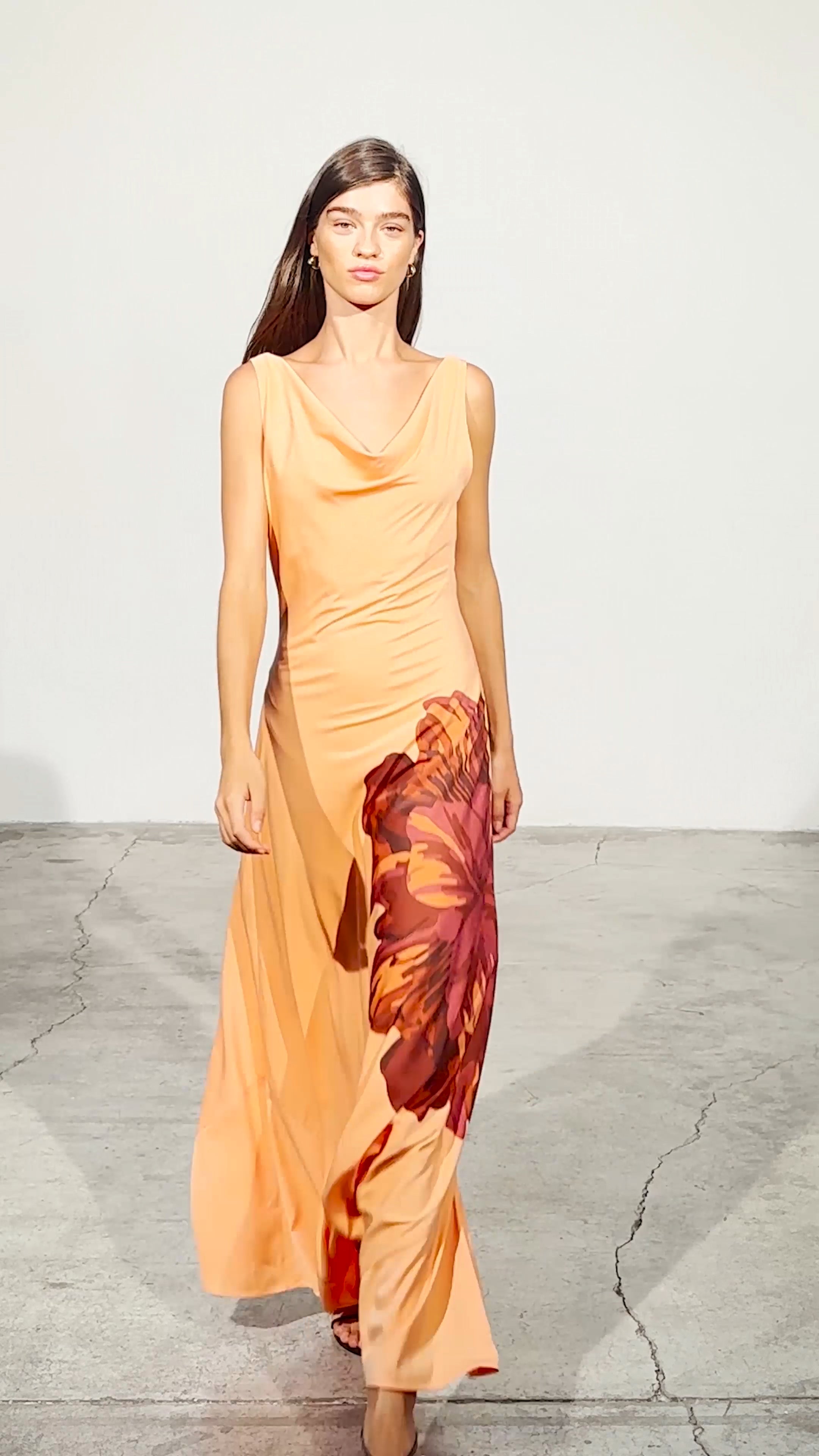 MARCIA MAXI - Vestido escote cascada estampado maxi flor, para ser la invitada de boda perfecta y fiesta esta primavera verano. MIOH es la marca española de vestidos de fiesta para invitadas de boda más de moda en España