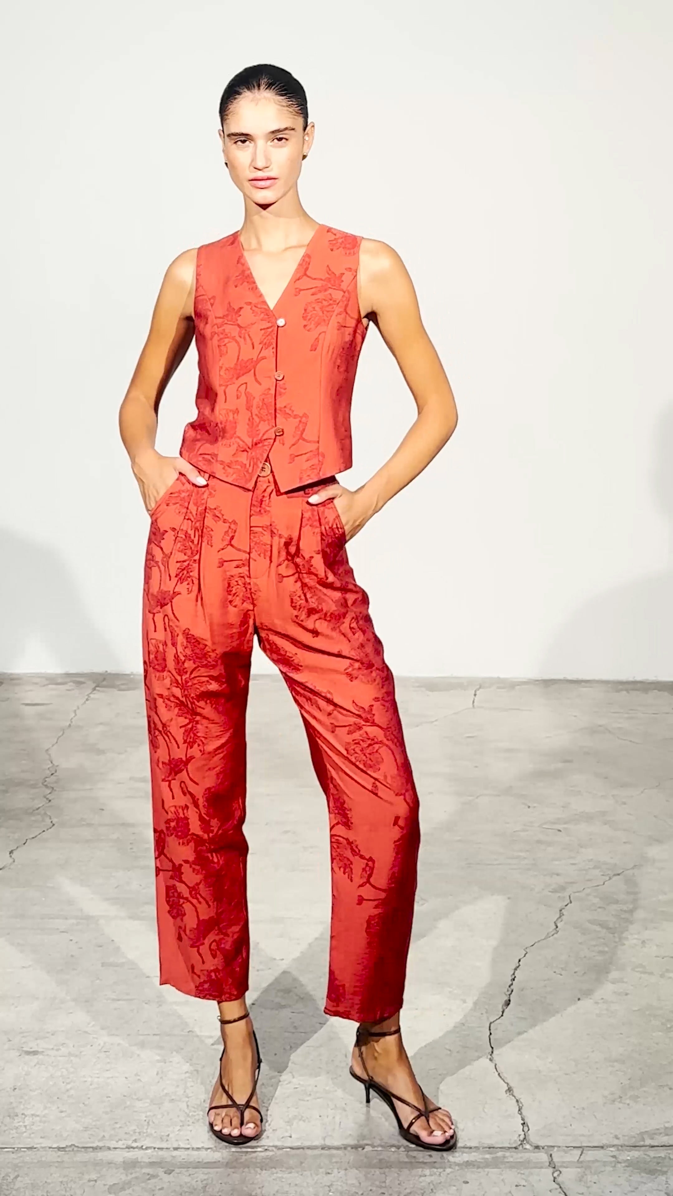 MONTESCO - Traje tela floral botánica, para ser la invitada de boda perfecta y fiesta esta primavera verano. MIOH es la marca que eligen las influencers de España para sus eventos, como bodas y fiestas