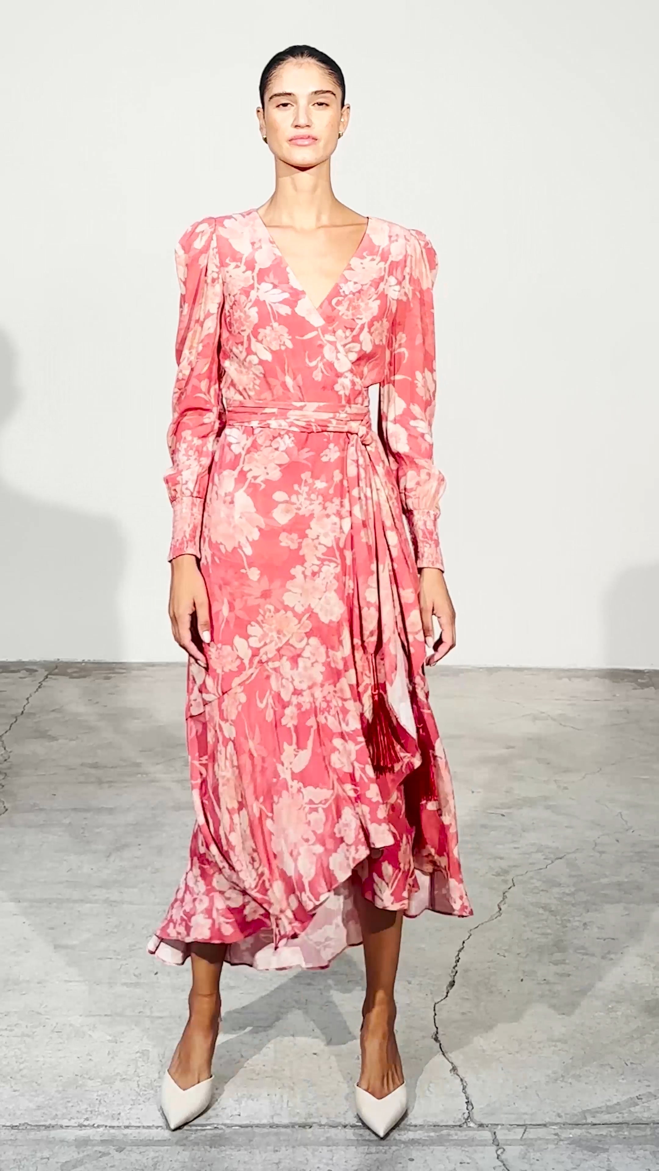 OLIVIA - Vestido wrap estampado floral, para ser la invitada de boda perfecta y fiesta esta primavera verano. MIOH es la marca que eligen las influencers de España para sus eventos, como bodas y fiestas