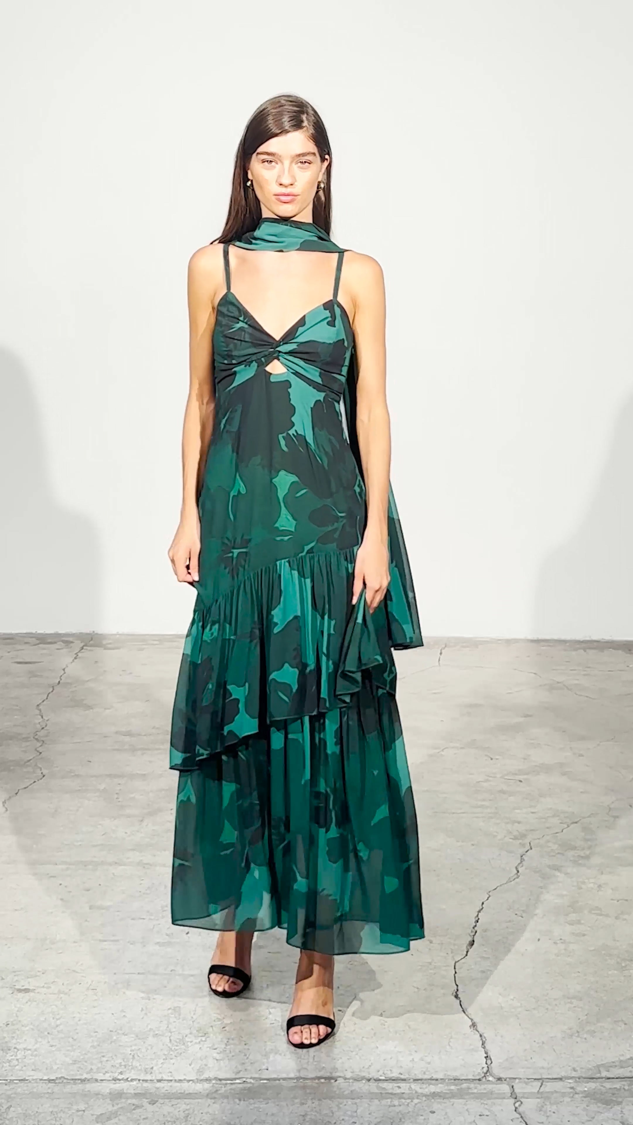 SHAKESPEARE GREEN - Vestido fluido volantes estampado floral, de fiesta e invitada de boda y evento primavera verano. MIOH es la marca que eligen las influencers de España para sus eventos, como bodas y fiestas