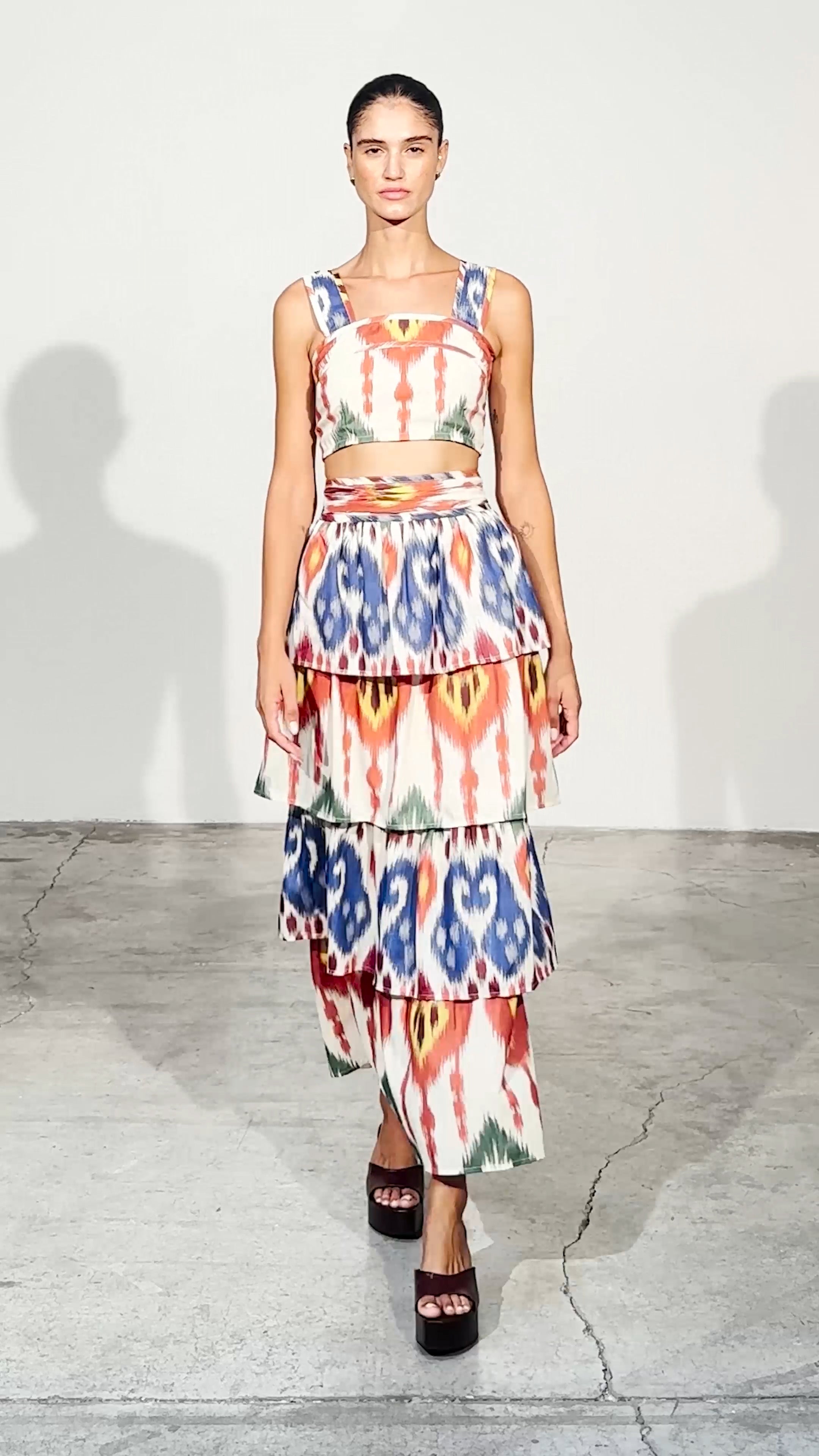 TITANIA IKAT - Conjunto Ikat multicolor, perfecto para invitadas de boda y fiesta spring summer. MIOH es la marca que eligen las influencers de España para sus eventos, como bodas y fiestas